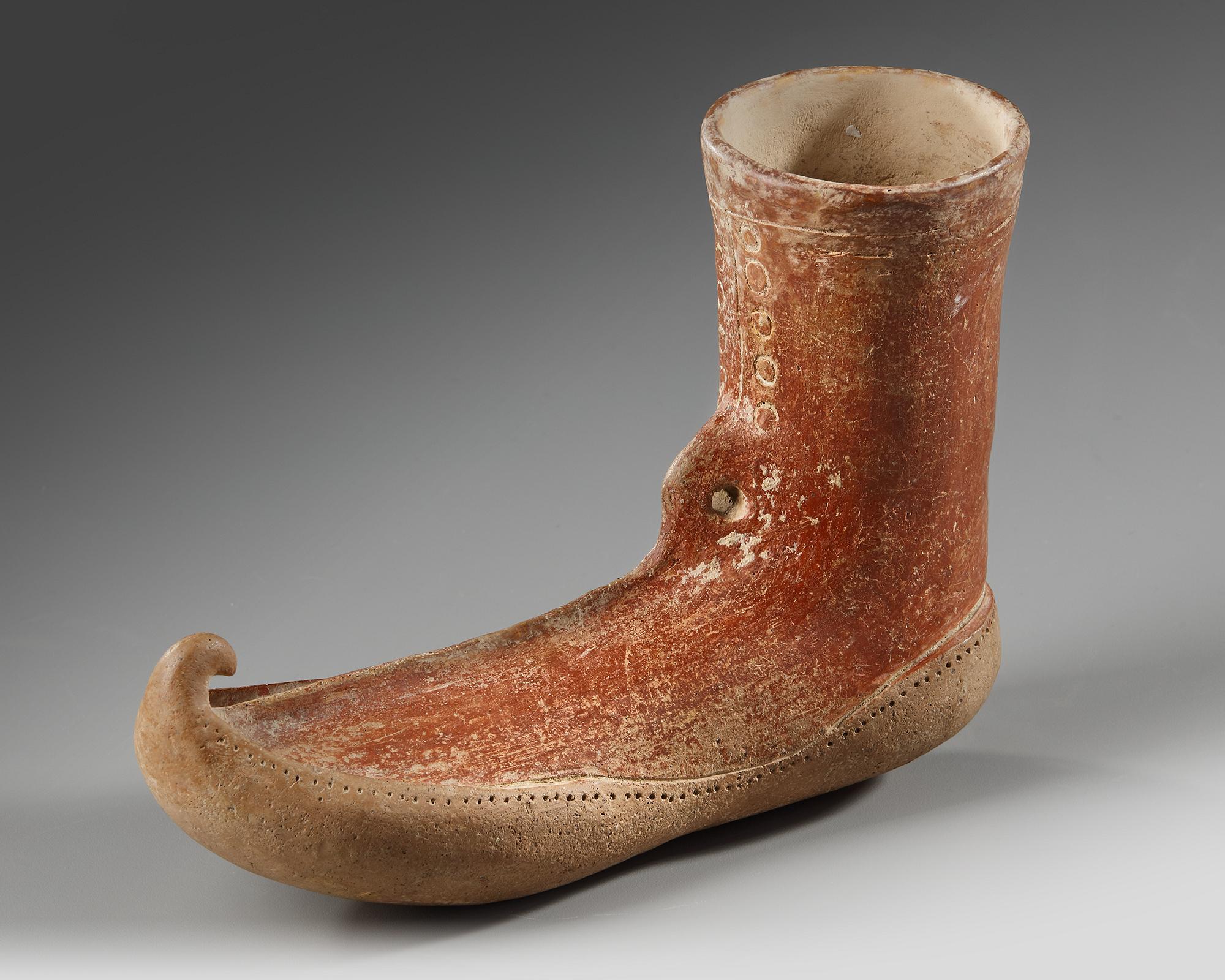 AN AMLASH RHYTON POTTERY IN FORM OF SHOES, CIRCA 1ST MILLENNIUM B.C. - Image 4 of 5