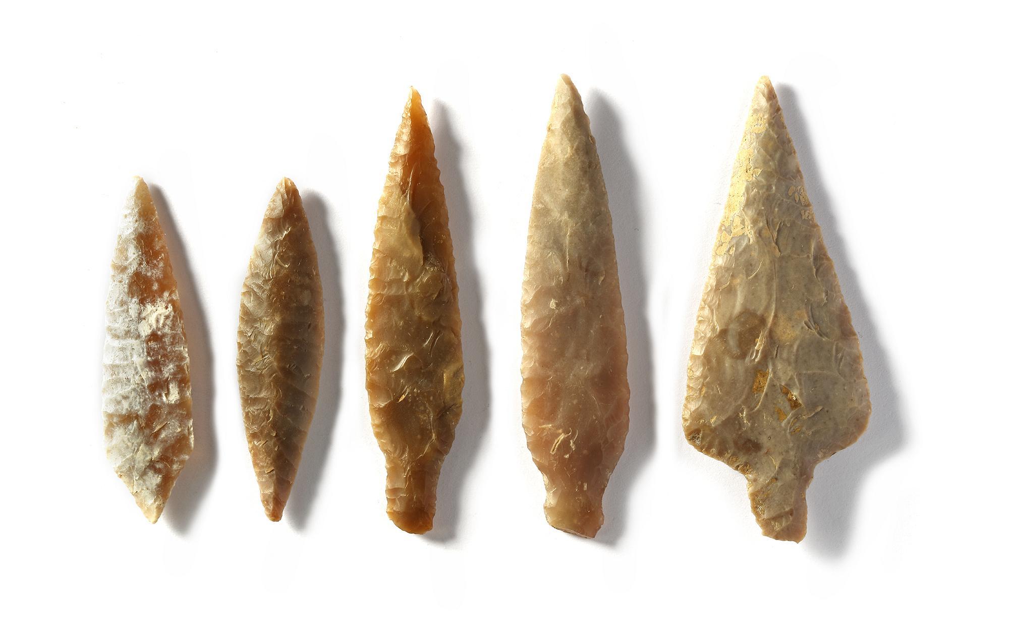 A STONE AGE NEOLITHIC ARROWHEAD COLLECTION, CIRCA 4TH MILLENNIUM B.C. - Image 3 of 3