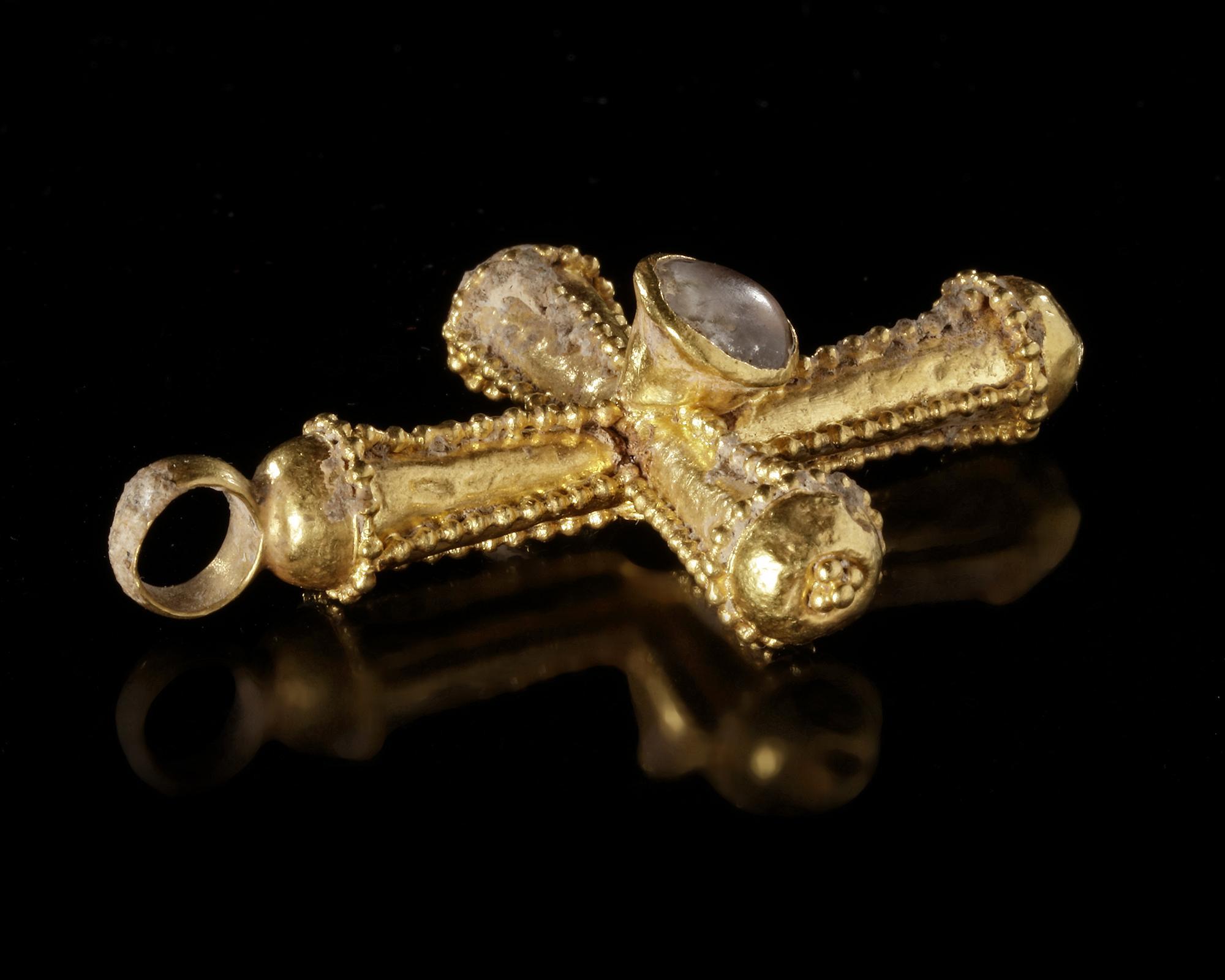 A BYZANTINE GOLD PENDANT CROSS, CIRCA 6TH-7TH CENTURY A.D. - Image 2 of 3