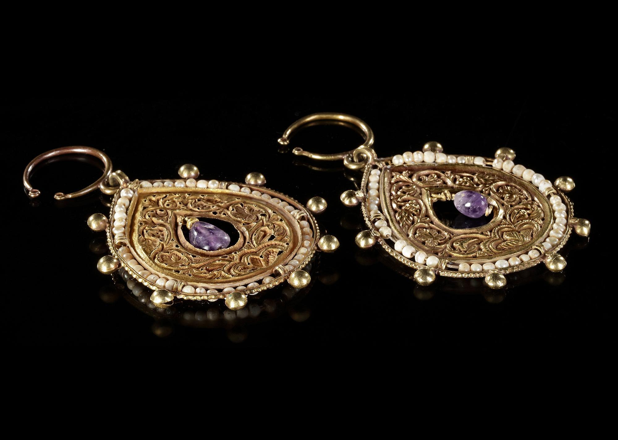 A PAIR OF BYZANTINE GOLD EARRINGS WITH PEARLS AND AMETHYST, CIRCA 6TH-7TH CENTURY A.D. - Image 3 of 3