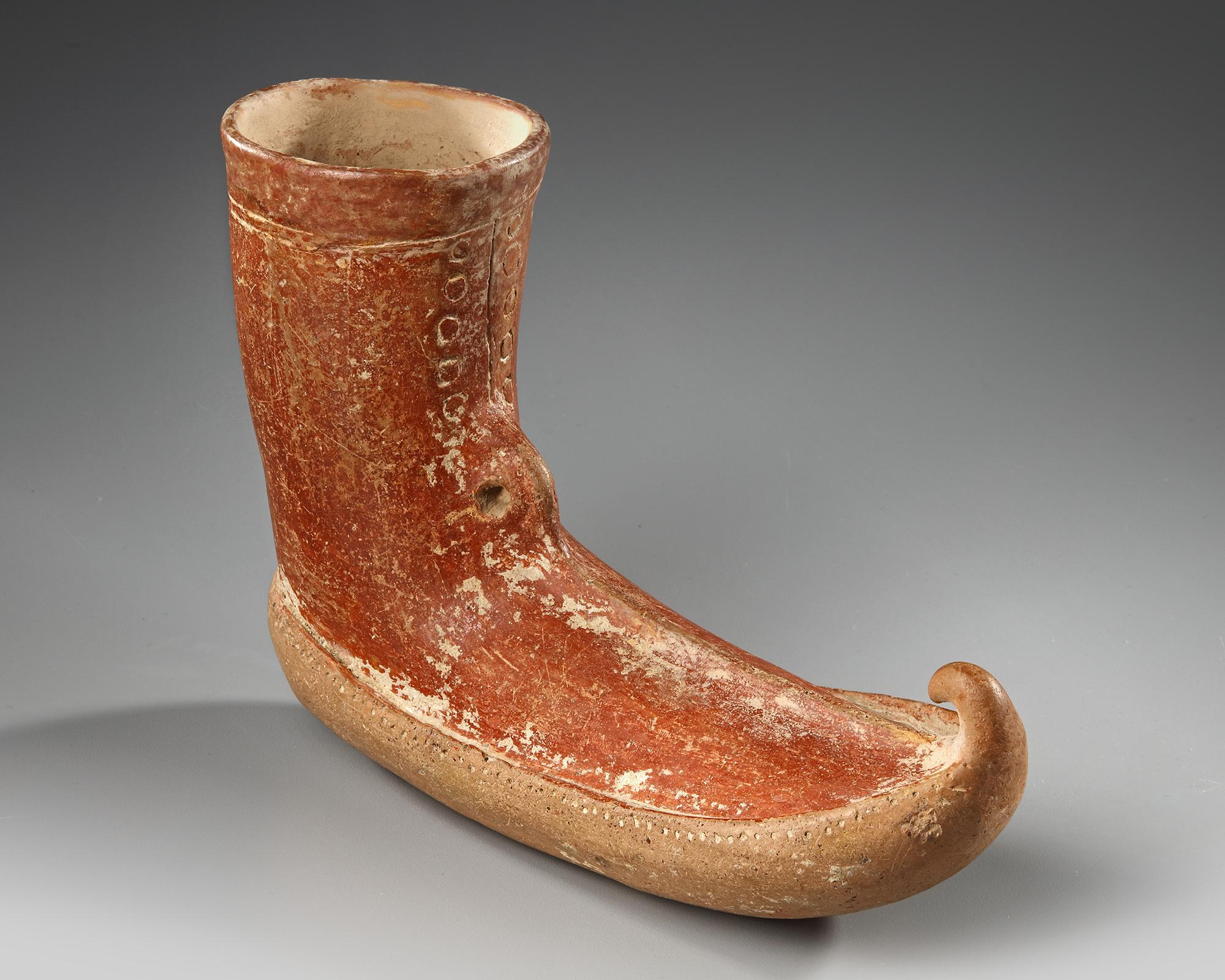 AN AMLASH RHYTON POTTERY IN FORM OF SHOES, CIRCA 1ST MILLENNIUM B.C. - Image 3 of 5