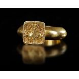 A HIGHLY IMPORTANT LATE ROMAN GOLD RING SHOWING THE EMPEROR LEO I, CIRCA 457-474 A.D.