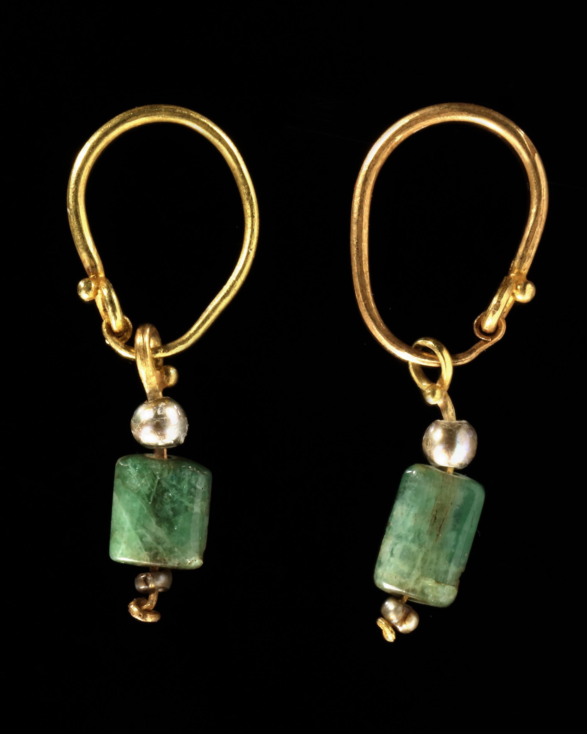 A GROUP OF ROMAN GOLD EARRINGS WITH EMERALD SUSPENSION, WITH PEARLS AND PENDANT, CIRCA 2ND- 3RD CENT - Image 2 of 5