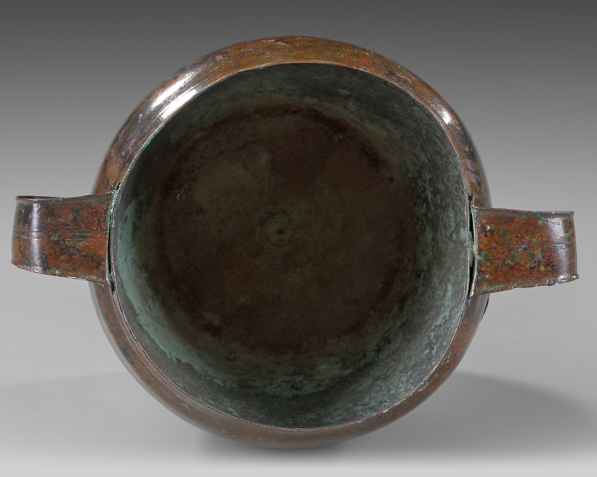 A ROMAN BRONZE CUP WITH TWO HANDLES, CIRCA 1ST/ 2ND CENTURY A.D. - Image 4 of 4