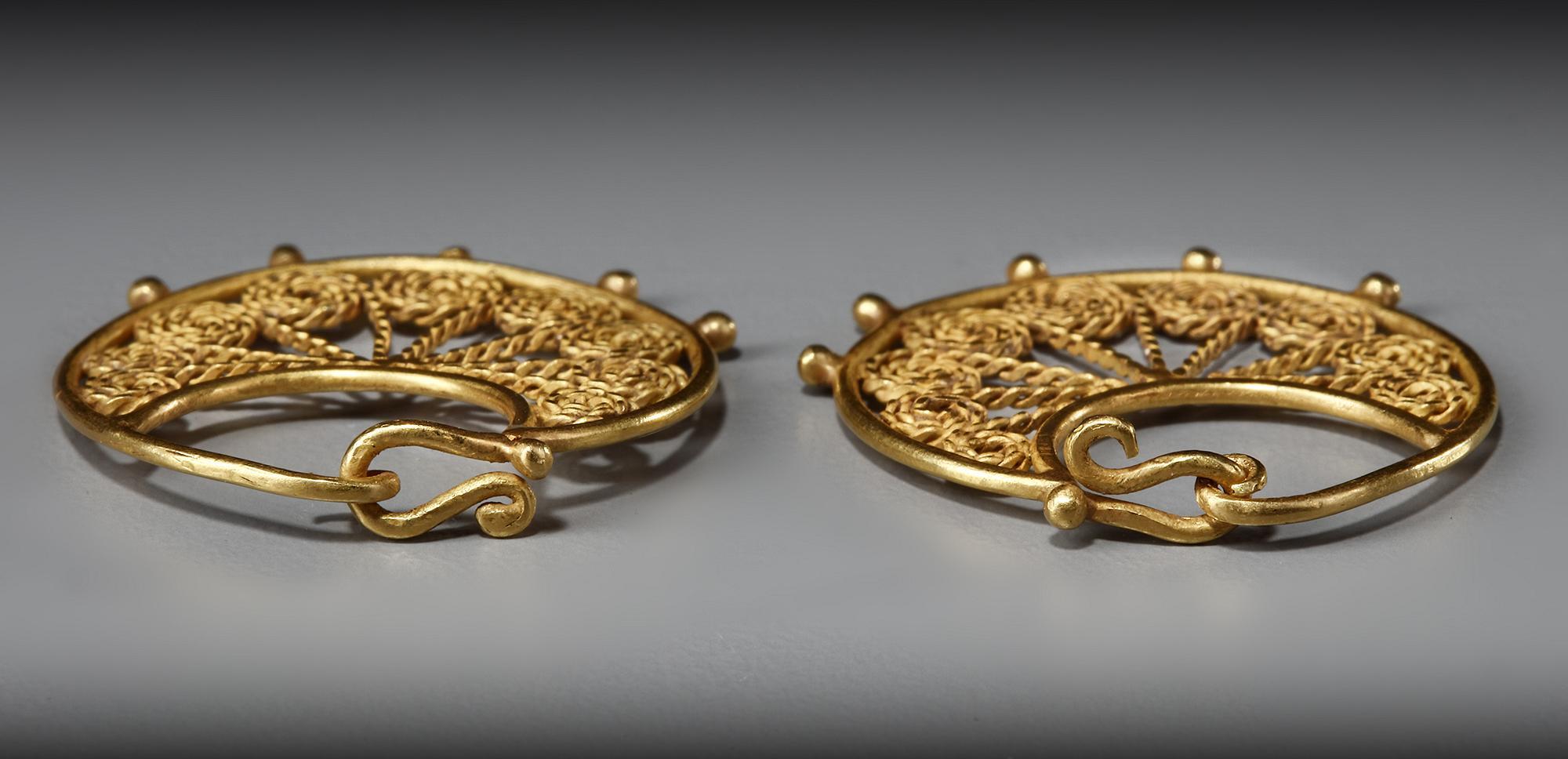 A PAIR OF BYZANTINE GOLD EARRINGS, CIRCA 8TH-10TH CENTURY A.D. - Image 2 of 3