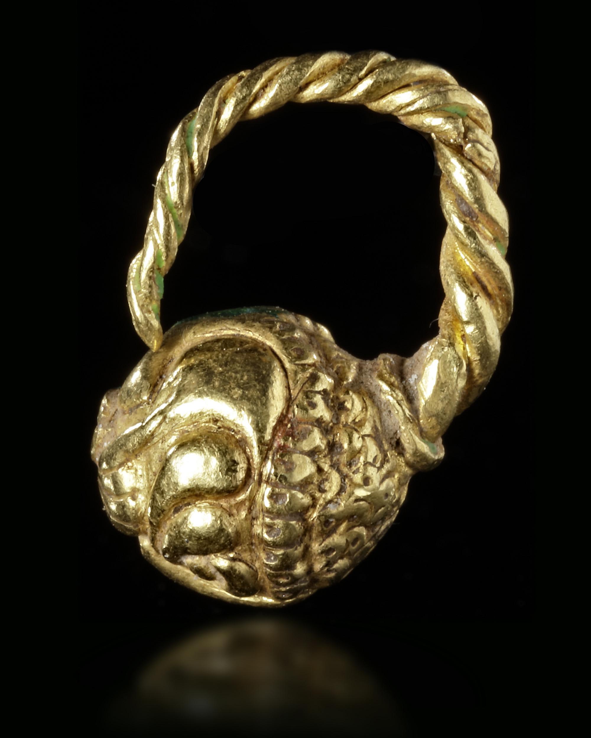 A LATE ROMAN GOLD SINGLE EARRING, CIRCA 4TH-5TH CENTURY A.D. - Image 3 of 3