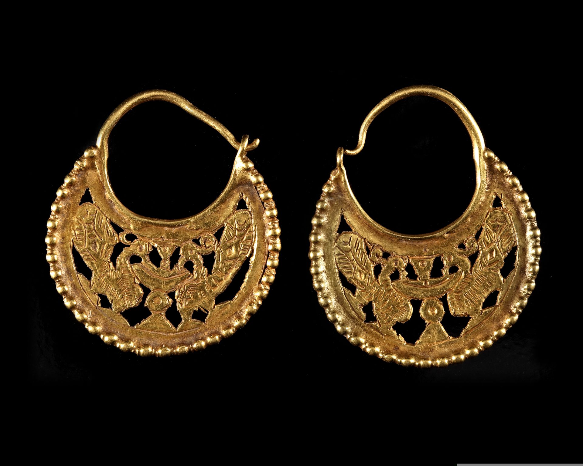 A PAIR OF FATIMID GOLD EARRINGS, EGYPT, 11TH CENTURY