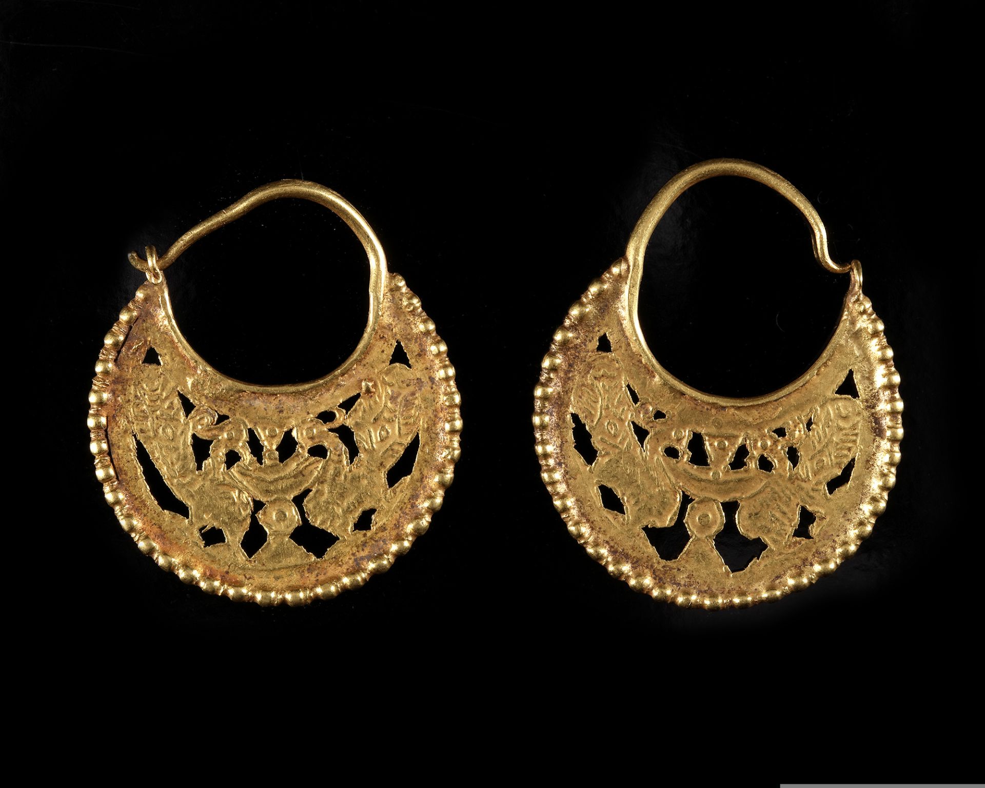 A PAIR OF FATIMID GOLD EARRINGS, EGYPT, 11TH CENTURY - Image 2 of 2