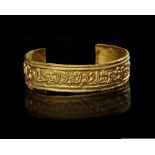 A FATIMID ENGRAVED GOLD BRACELET, EGYPT, 10TH-11TH CENTURY