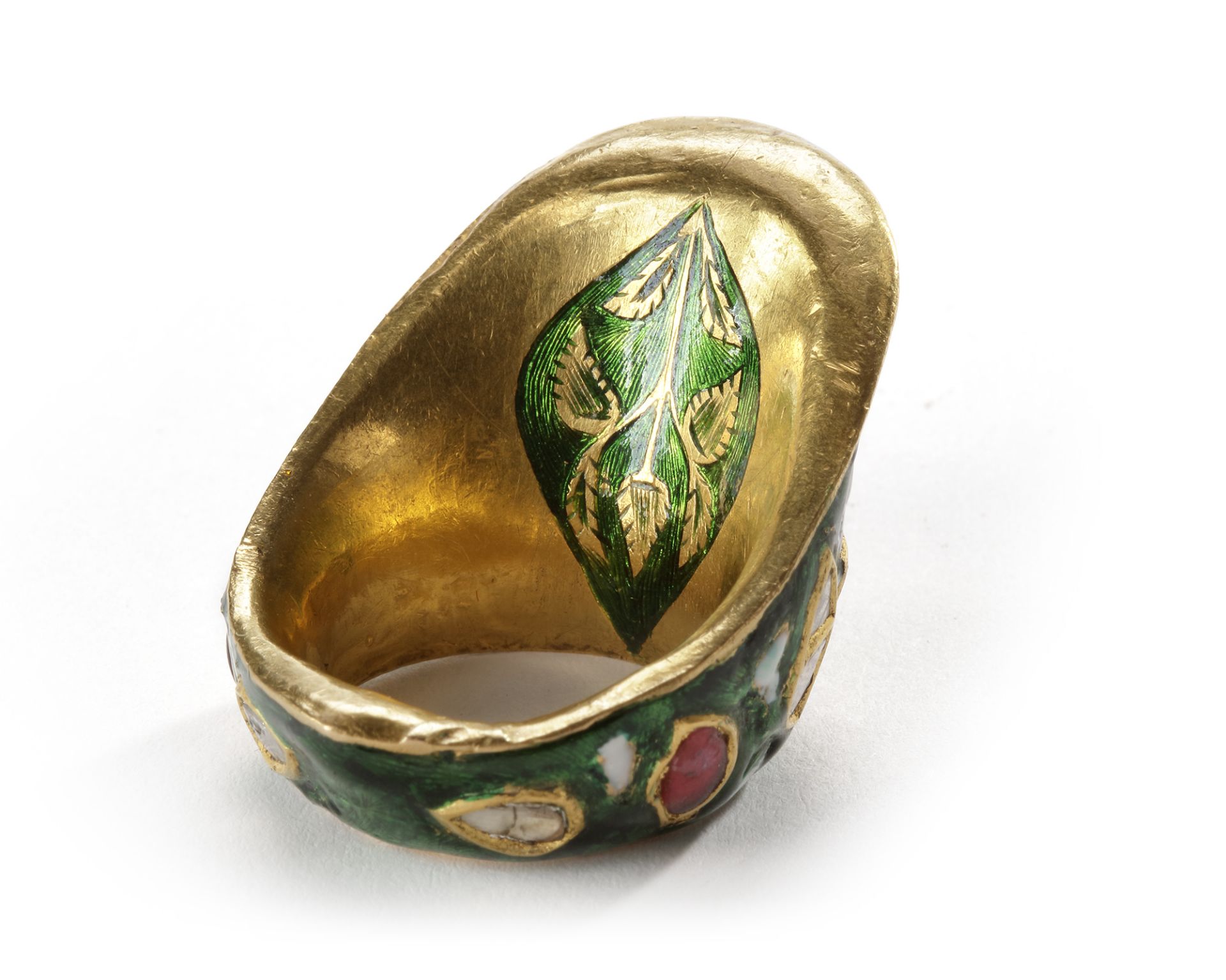 A GEM-SET AND ENAMELLED GOLD ARCHER'S RING, NORTH INDIA, CIRCA 18TH CENTURY - Image 4 of 4