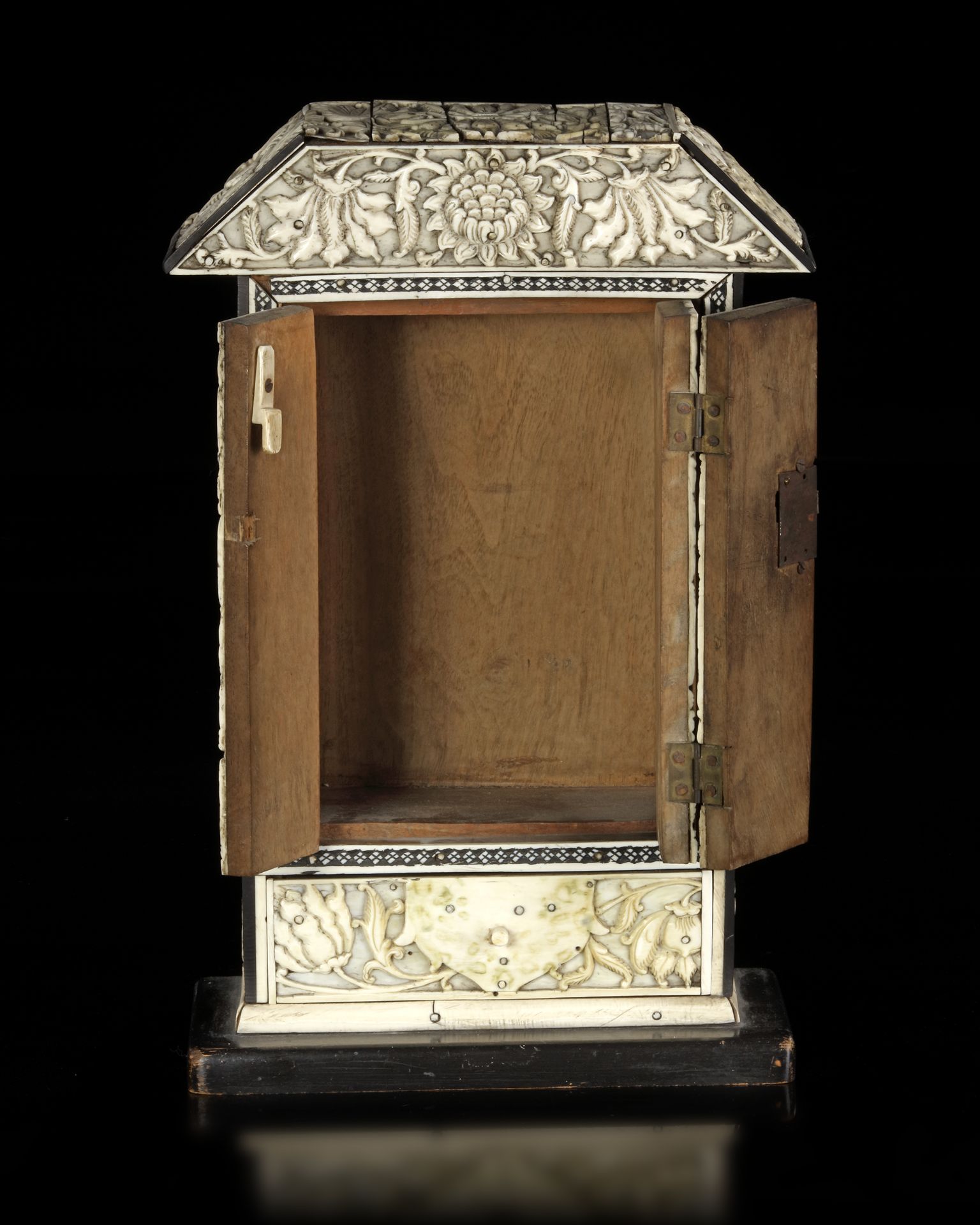 AN IVORY-VENEERED WOODED CABINET, SRI LANKA OR INDIA, LATE 17TH CENTURY - Image 5 of 6