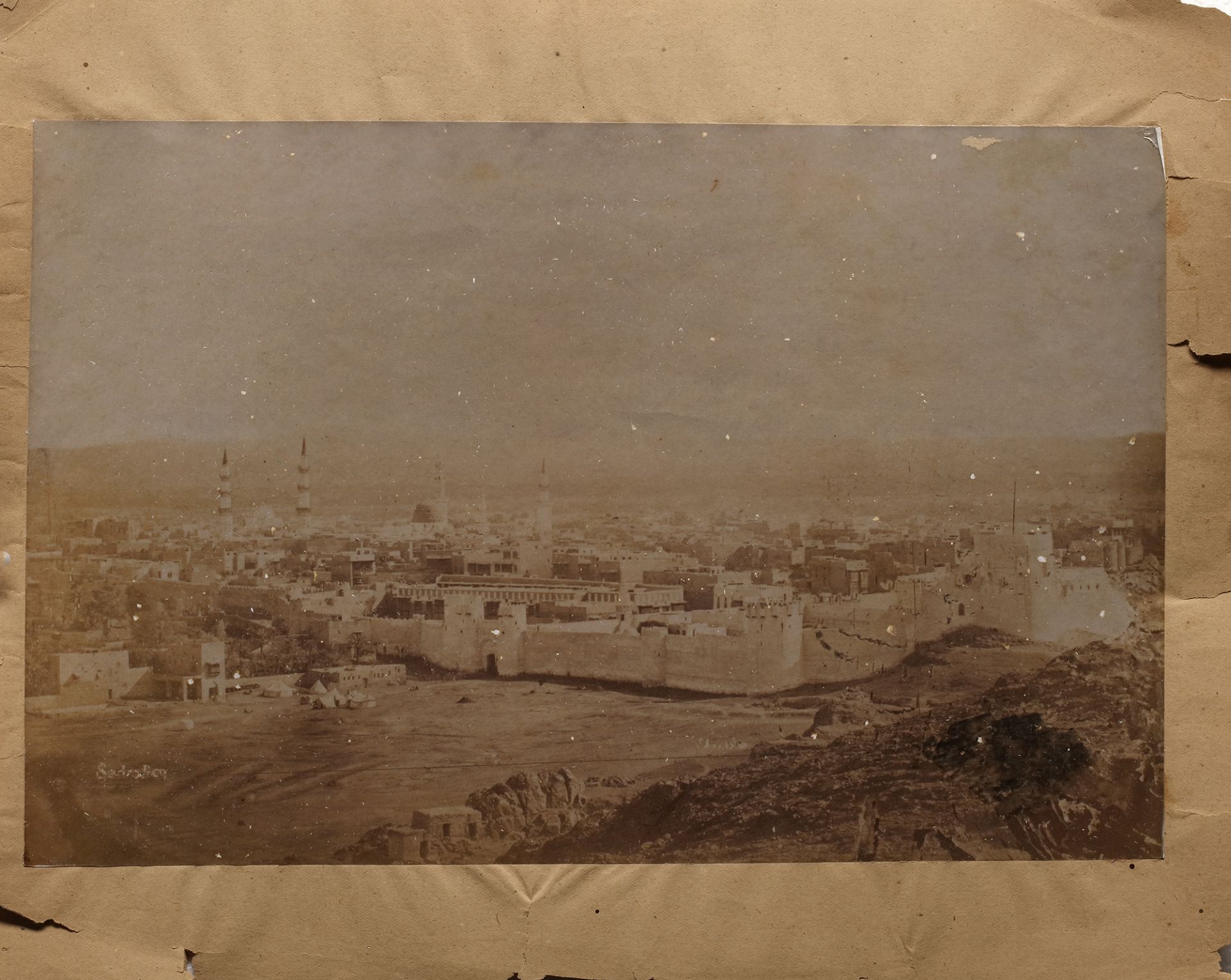 A COLLECTION OF SIX PHOTOGRAPHS OF MECCA AND MEDINA, EARLY 20TH CENTURY - Bild 5 aus 7