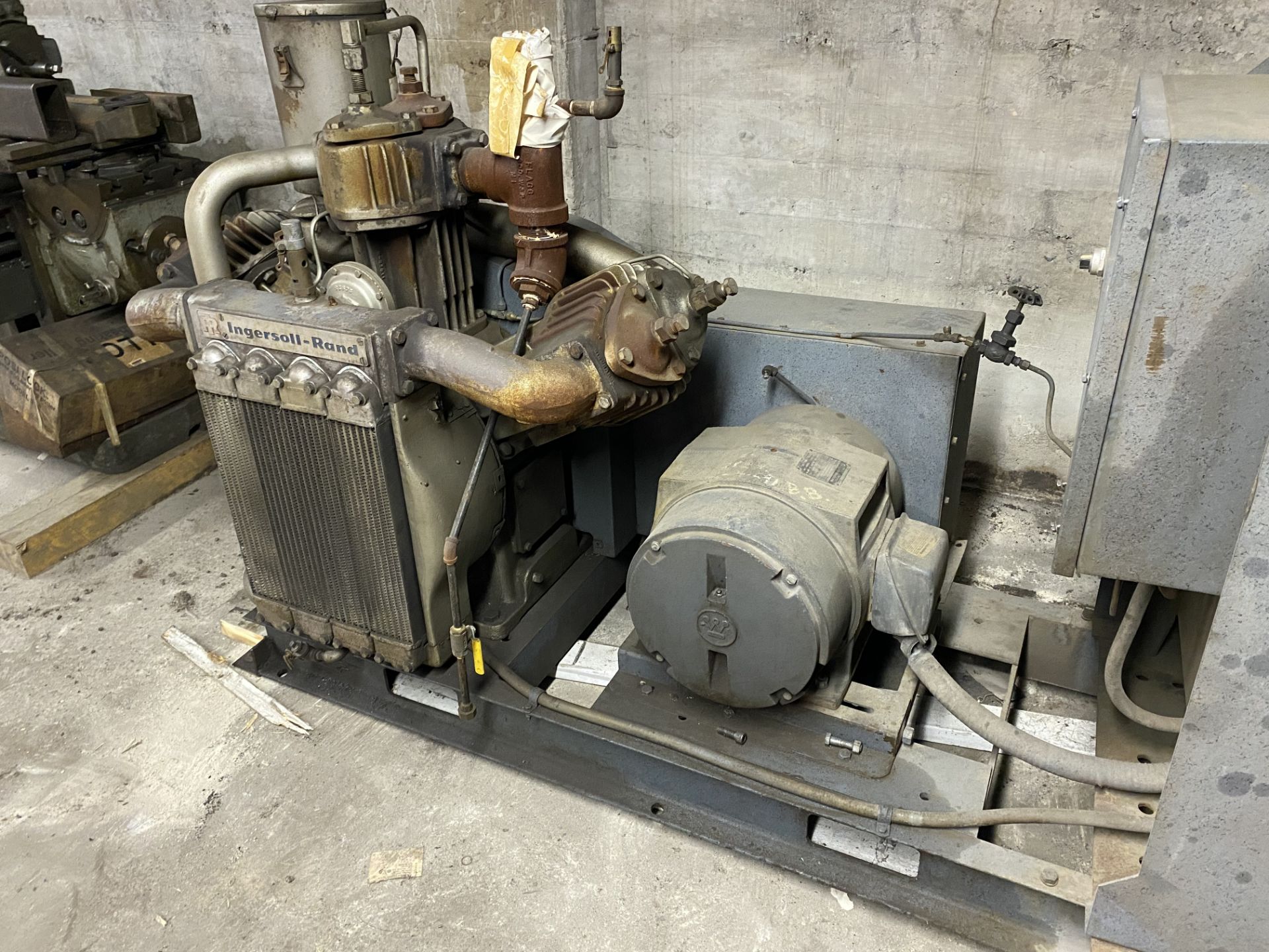 Large Ingersoll Rand Air Compressor - Image 2 of 6