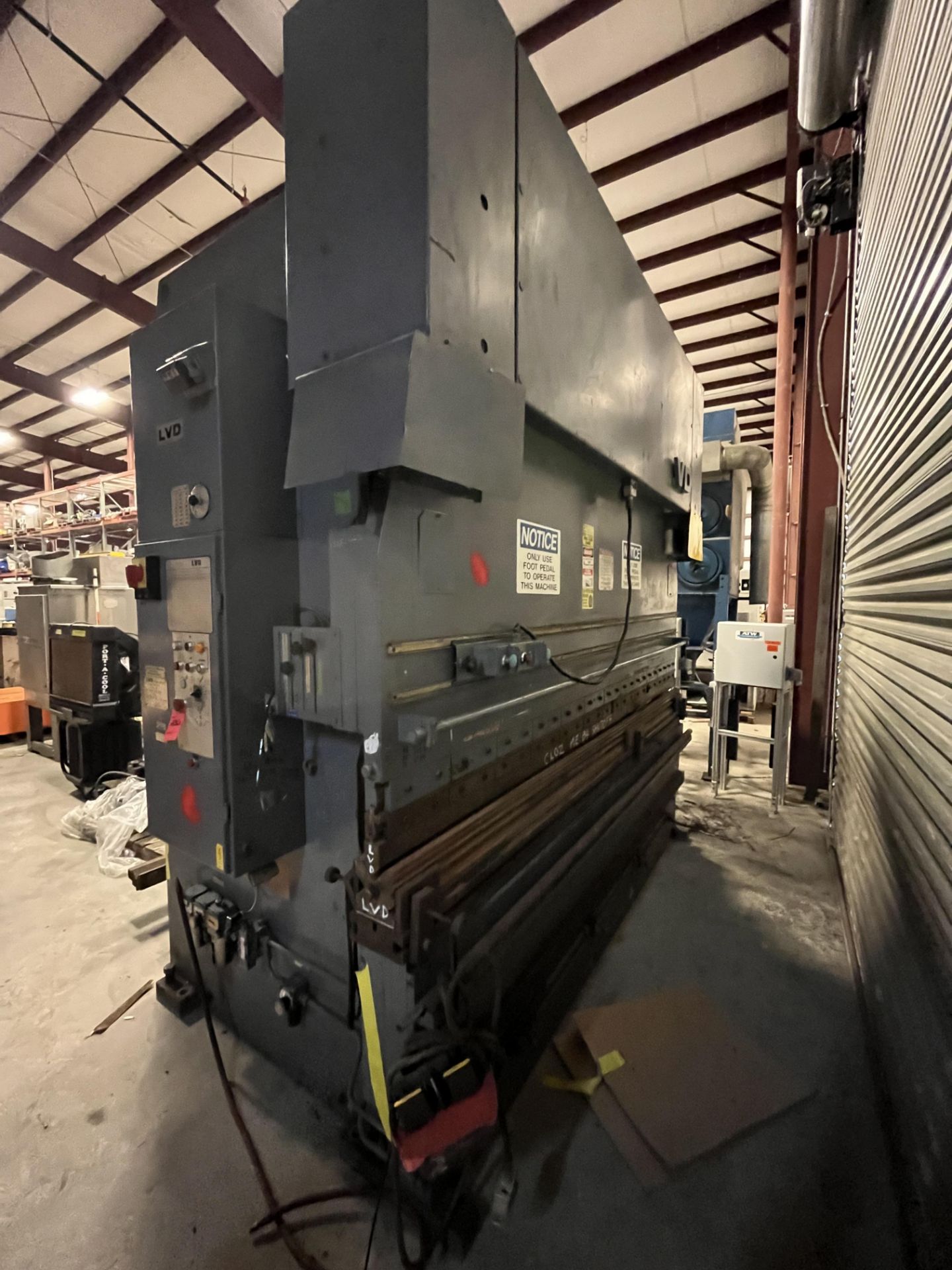 10’ LVD 240-BH-10C 200 Ton Brake Press - Image 3 of 4