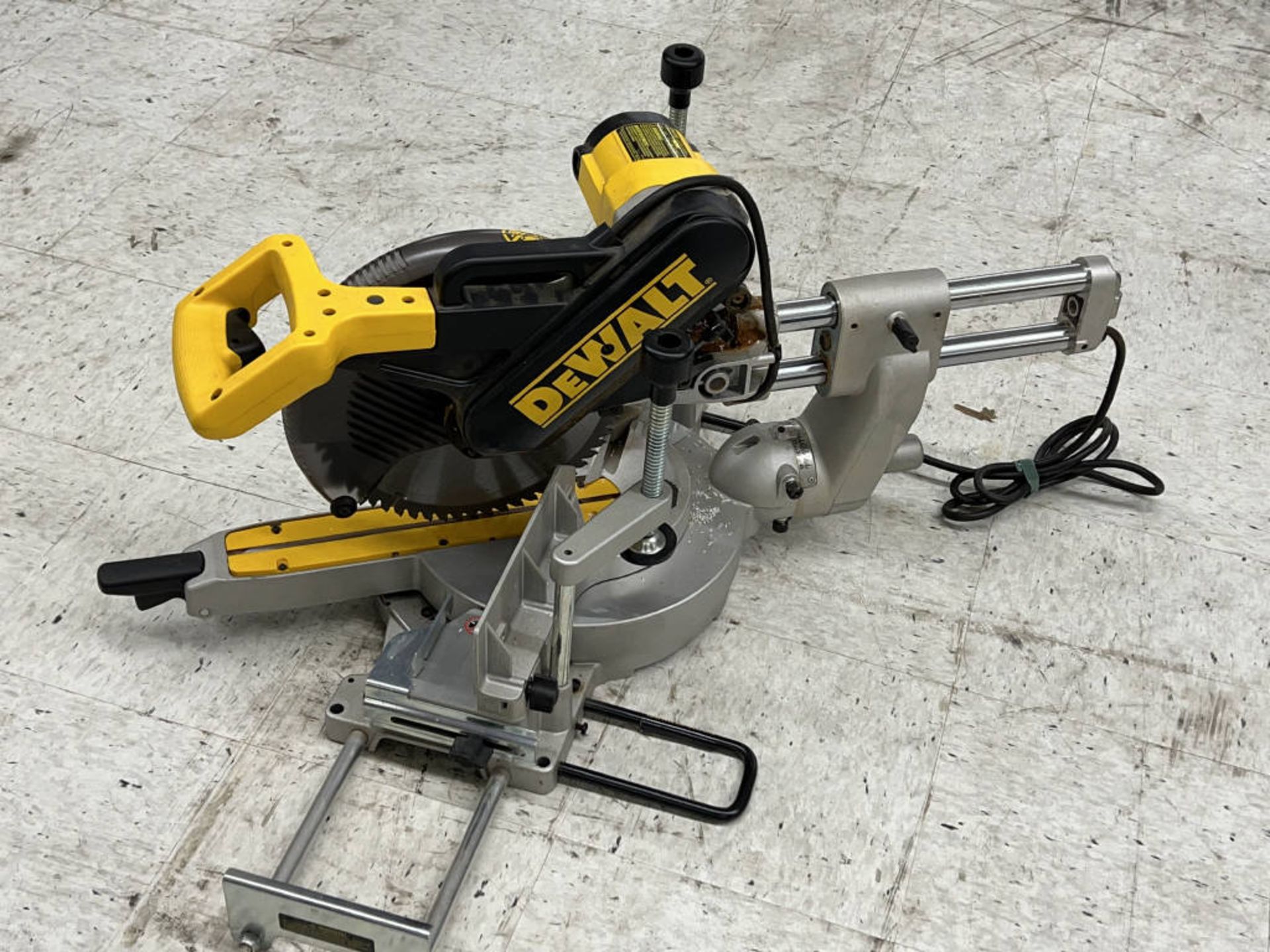 Dewalt 12" Sliding Compound Miter Saw - Image 4 of 4