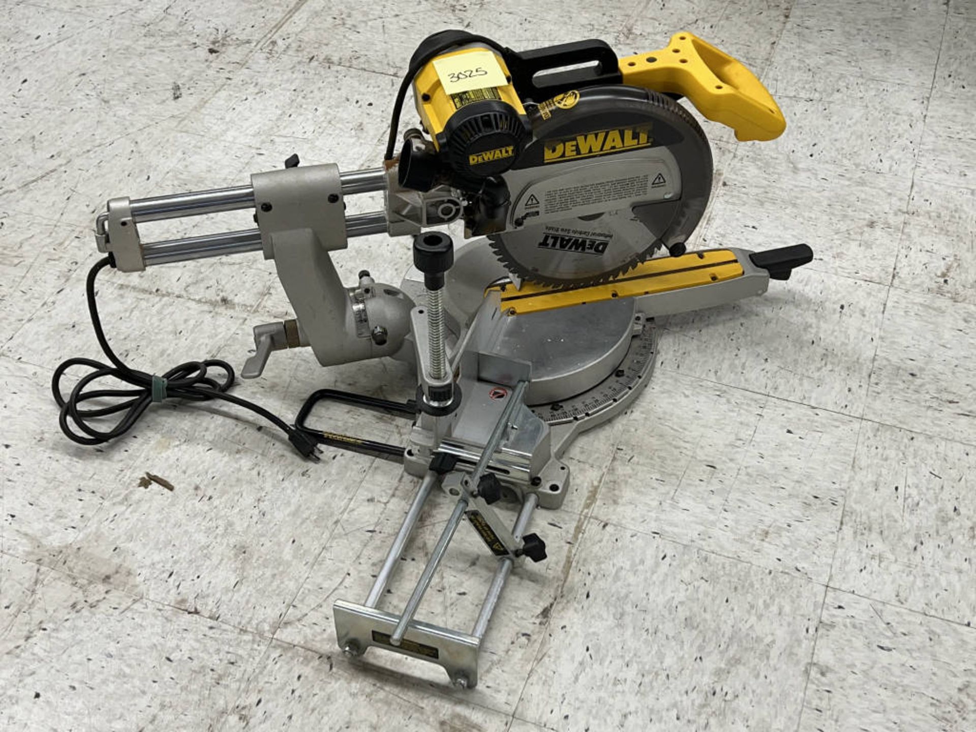 Dewalt 12" Sliding Compound Miter Saw - Image 2 of 4