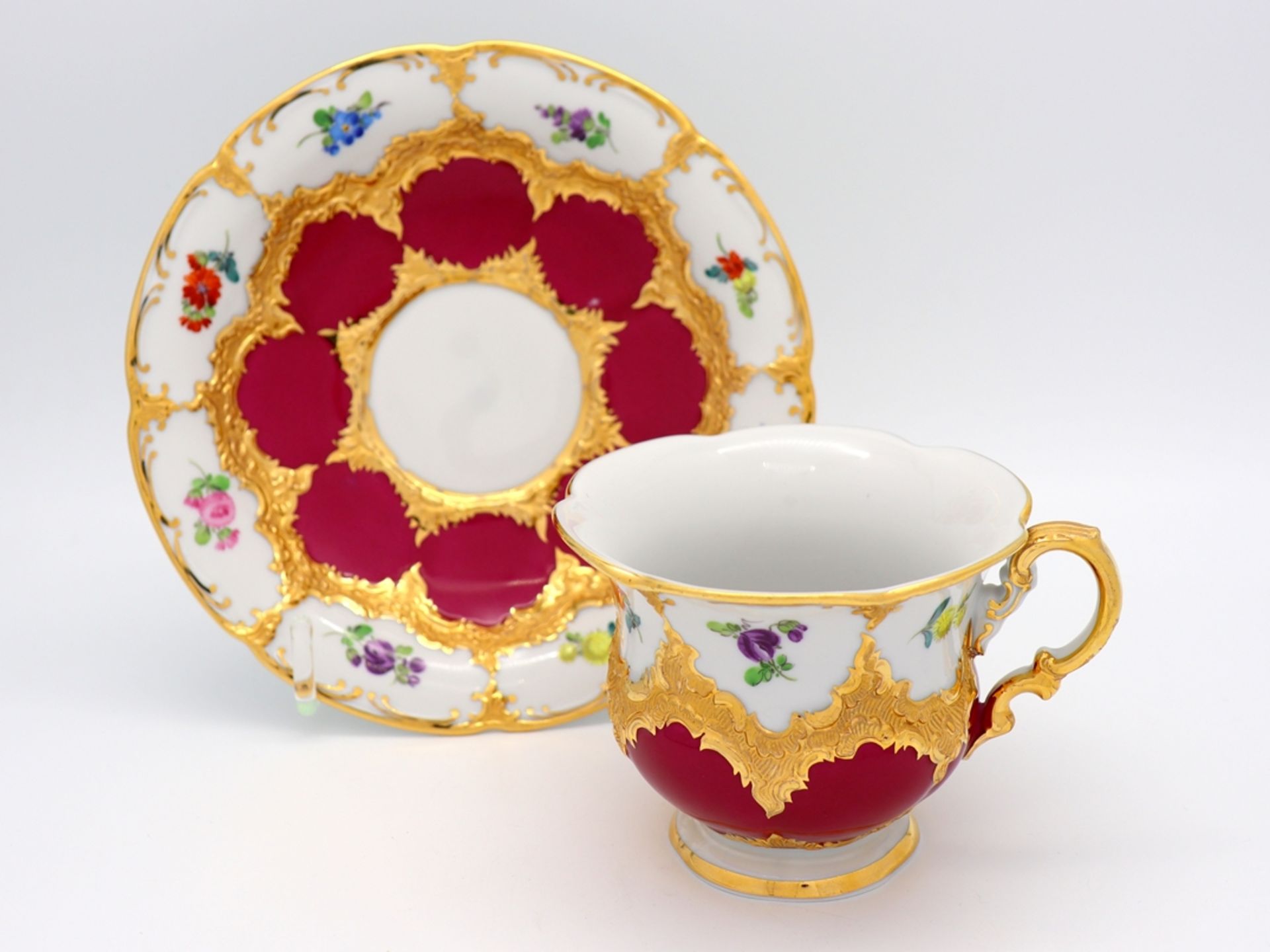 Meissen splendour coffee cup, B-form in noble purple with scattered flowers, after 1945. - Image 6 of 9