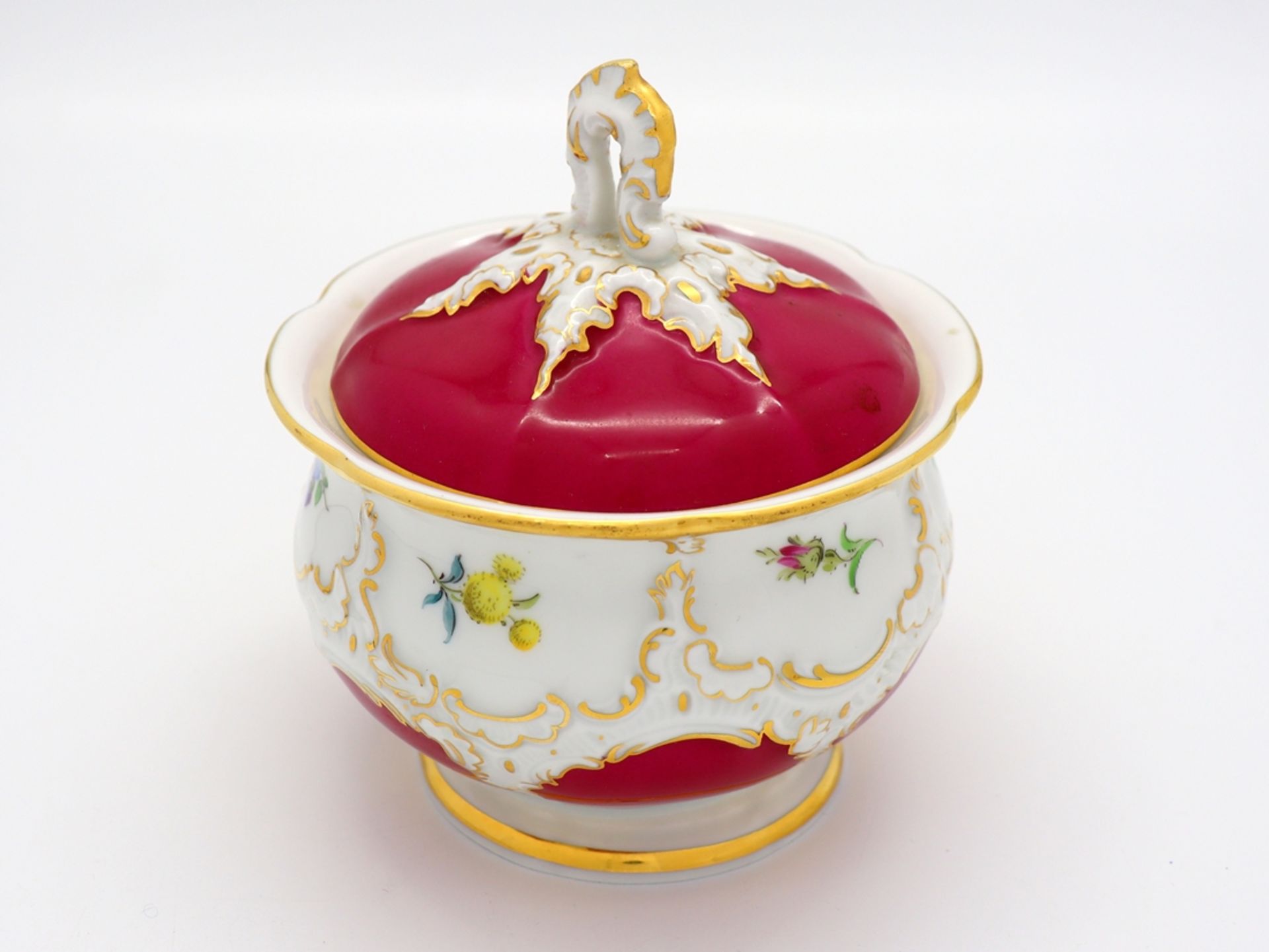 Meissen splendour sugar bowl, B-form 2nd choice in noble purple with scattered flowers, after 1945. - Image 3 of 7