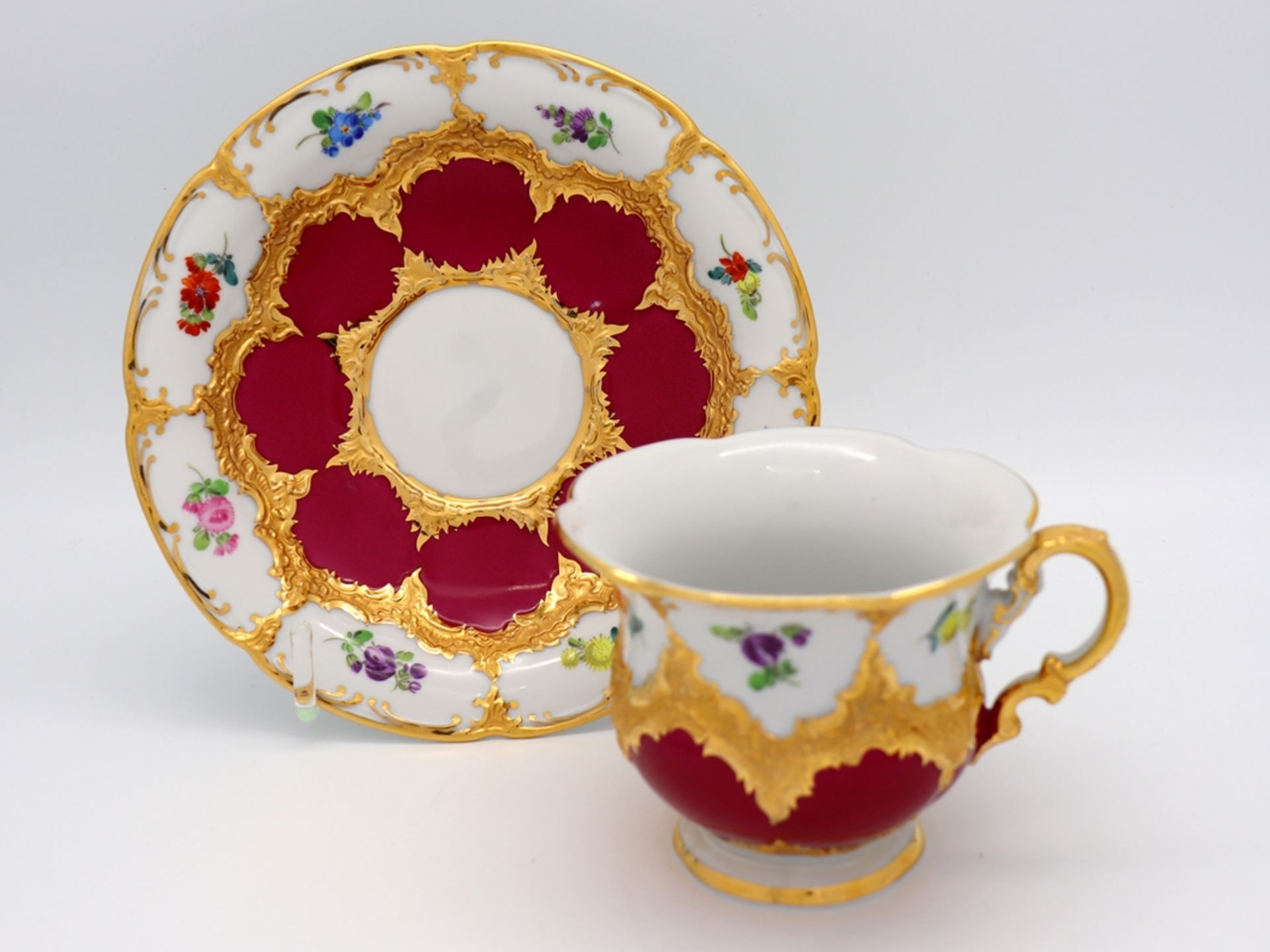 Meissen splendour coffee cup, B-form in noble purple with scattered flowers, after 1945. - Image 5 of 9