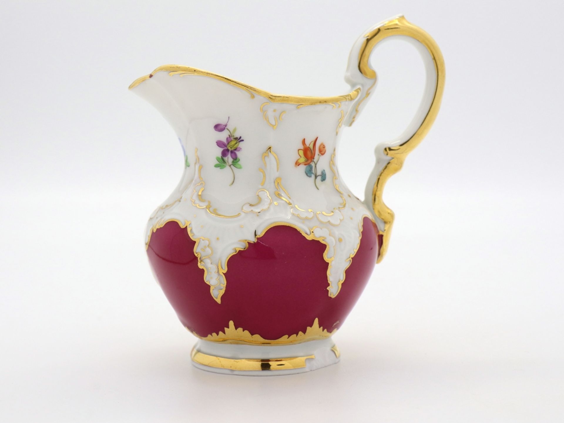 Meissen splendour cream jug, B-form 1st choice in noble purple with scattered flowers, after 1945.