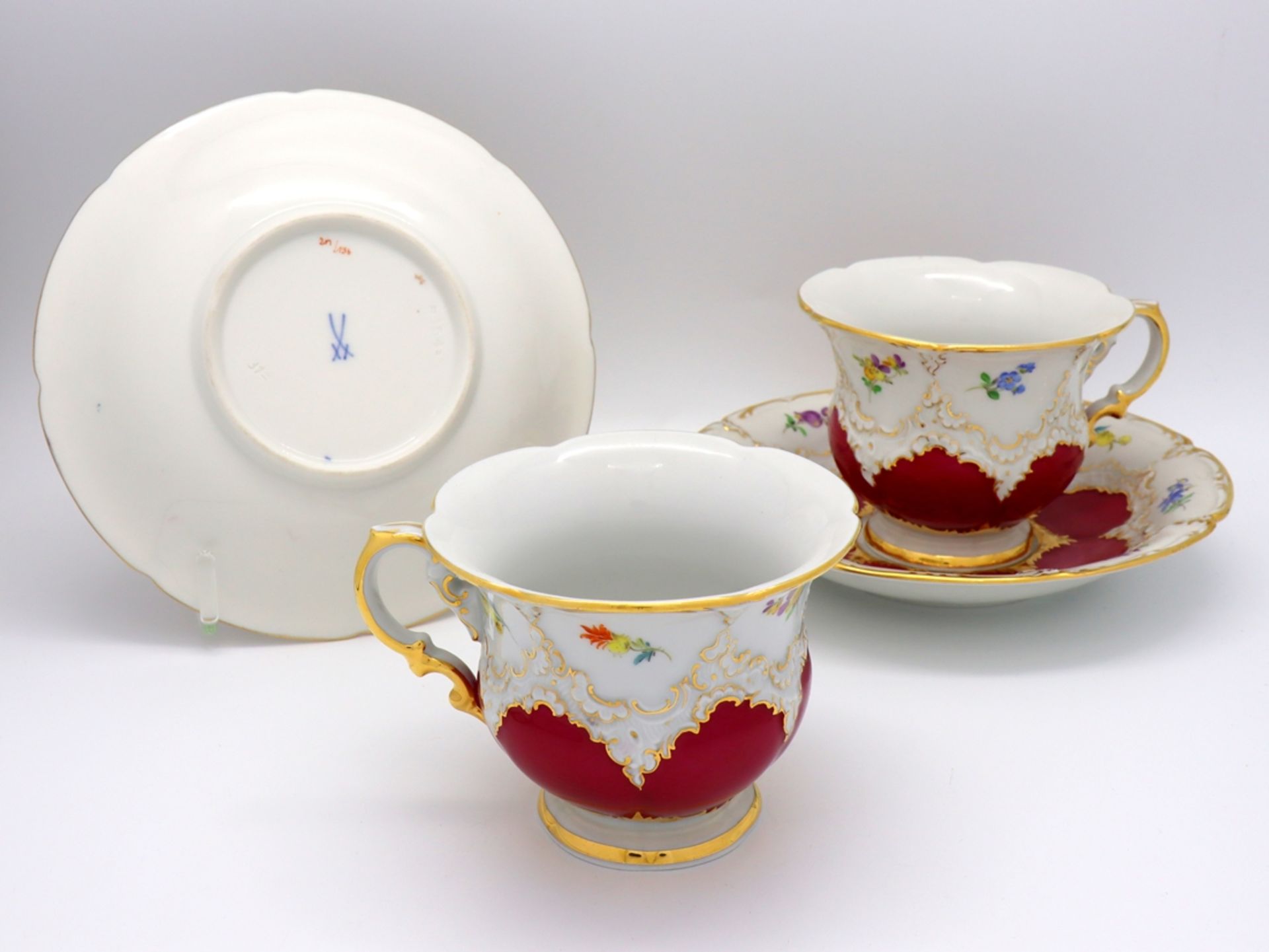 A pair of Meissen splendid coffee cups, B-form in noble purple with scattered flowers, after 1945. - Image 3 of 5