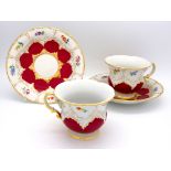 Meissen Prunk Kaffee Tassen Pärchen, B-Form in edlm Purpur mit Streublümchen, nach 1945