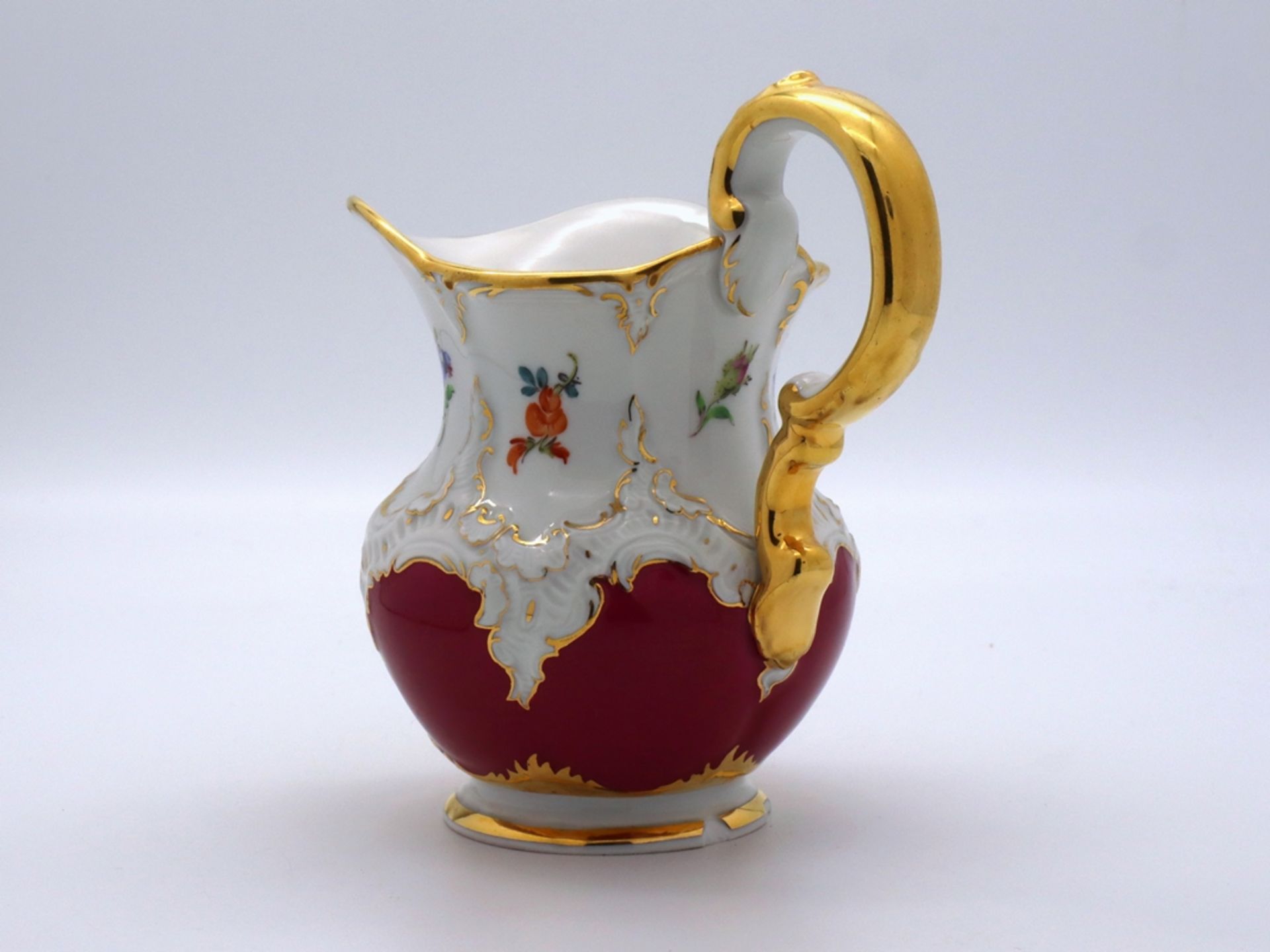 Meissen splendour cream jug, B-form in noble purple with scattered flowers, after 1945. - Image 5 of 8