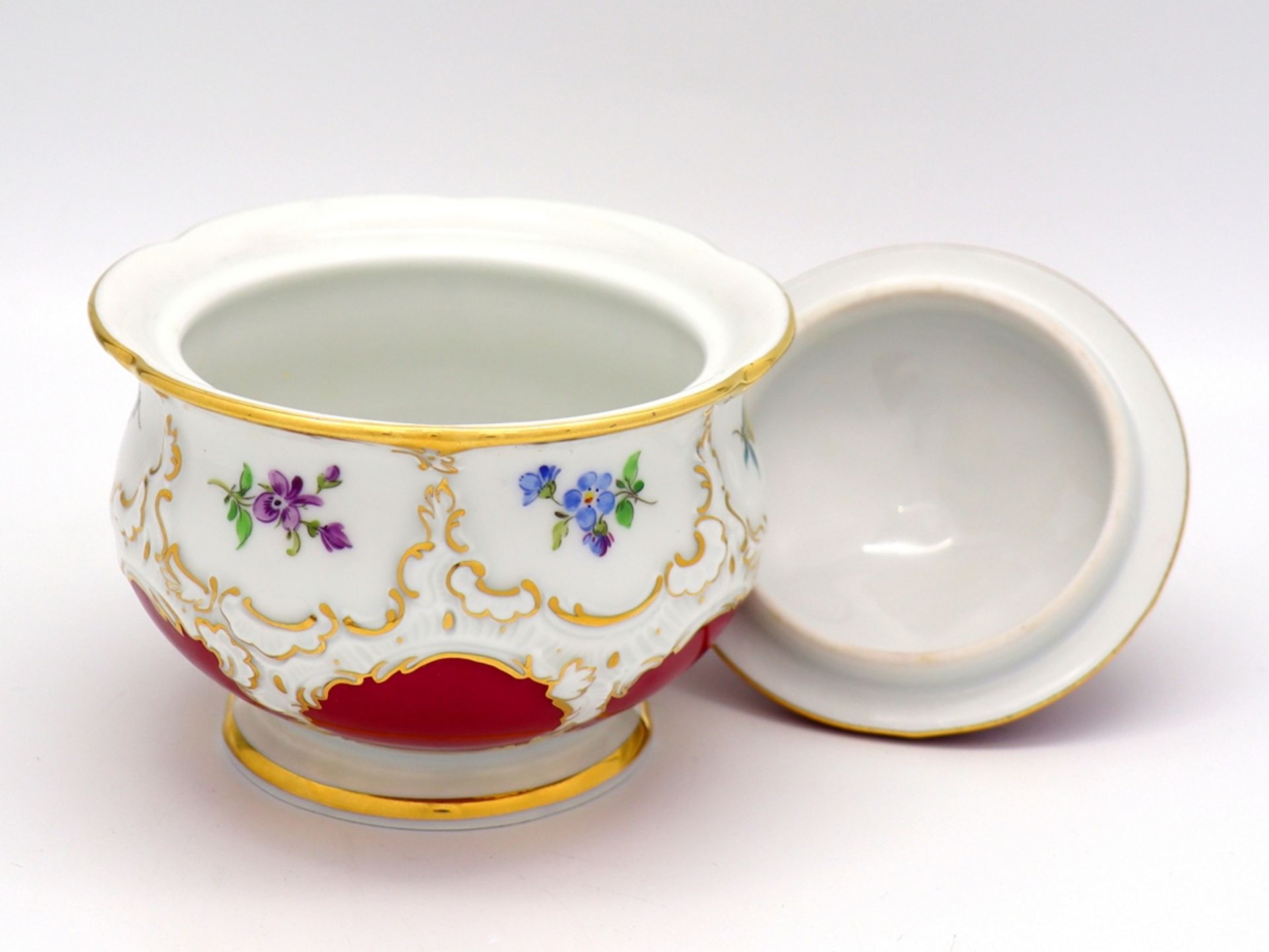 Meissen splendour sugar bowl, B-form 2nd choice in noble purple with scattered flowers, after 1945. - Image 6 of 7