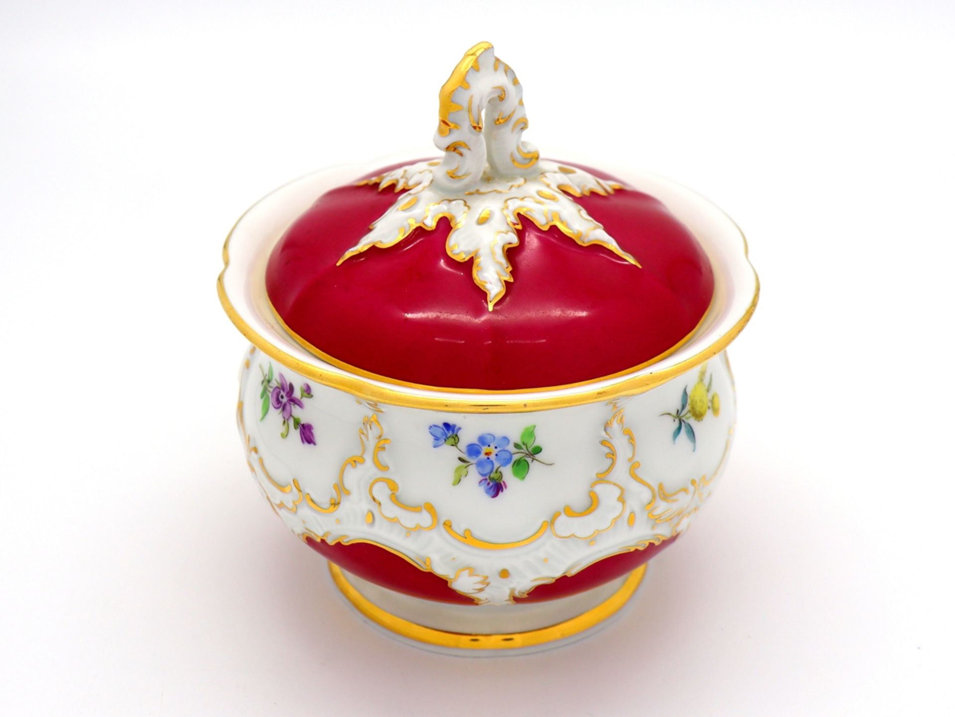 Meissen splendour sugar bowl, B-form 2nd choice in noble purple with scattered flowers, after 1945. - Image 2 of 7