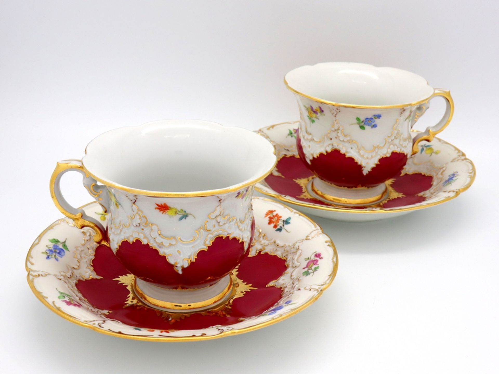 A pair of Meissen splendid coffee cups, B-form in noble purple with scattered flowers, after 1945. - Image 2 of 5
