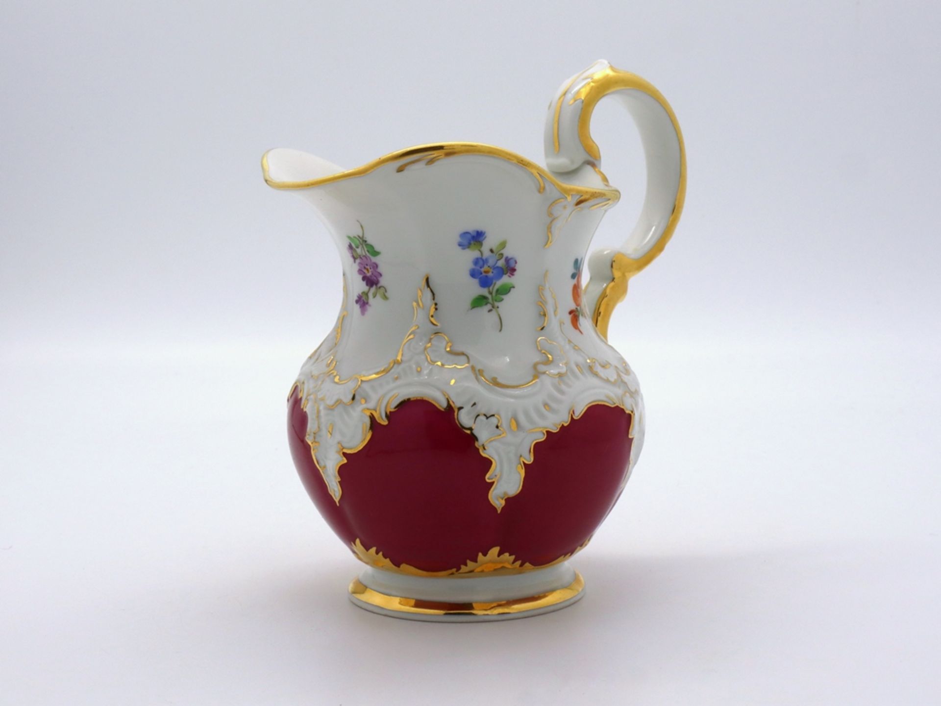 Meissen splendour cream jug, B-form in noble purple with scattered flowers, after 1945. - Image 4 of 8