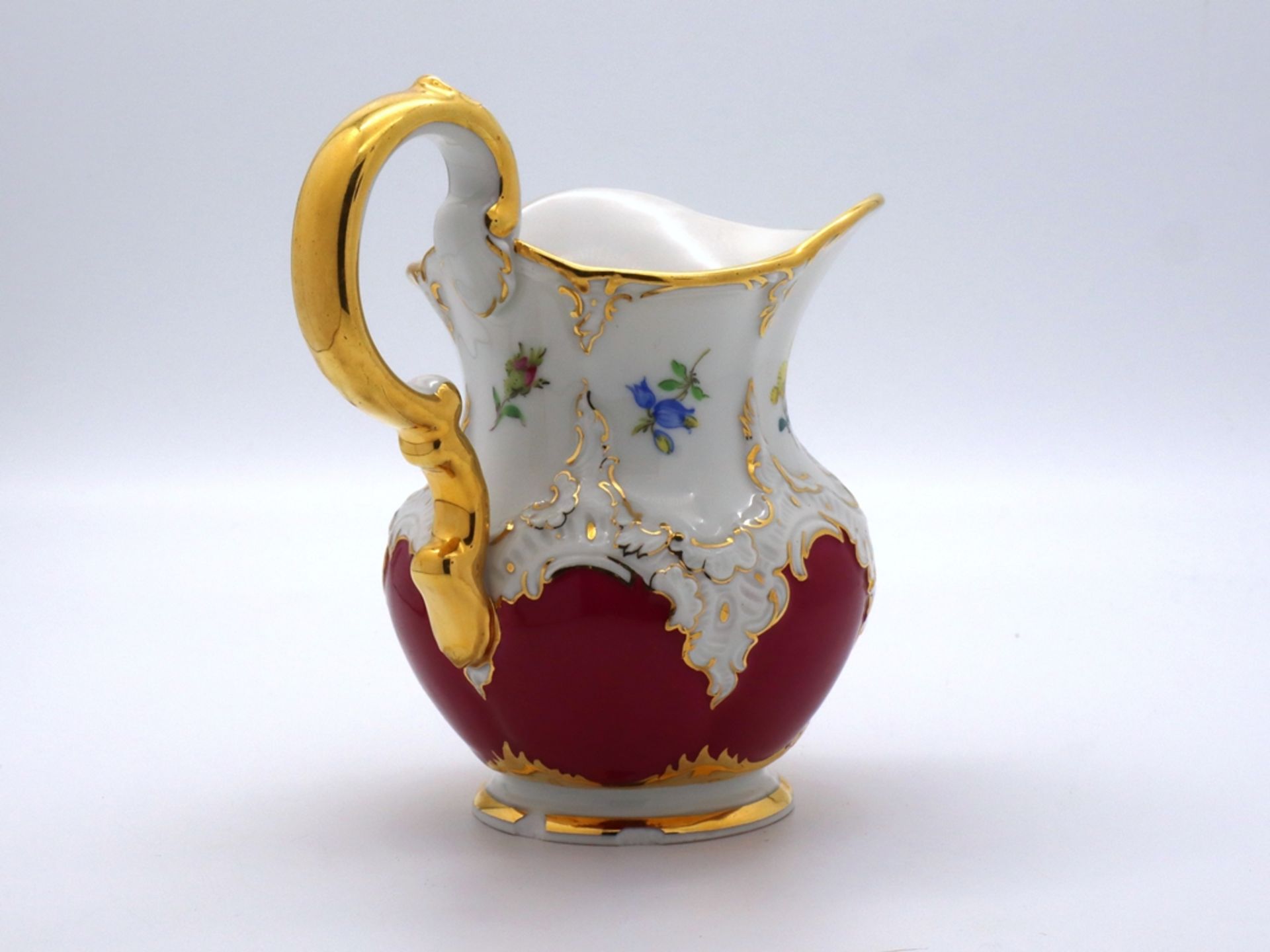 Meissen splendour cream jug, B-form in noble purple with scattered flowers, after 1945. - Image 6 of 8