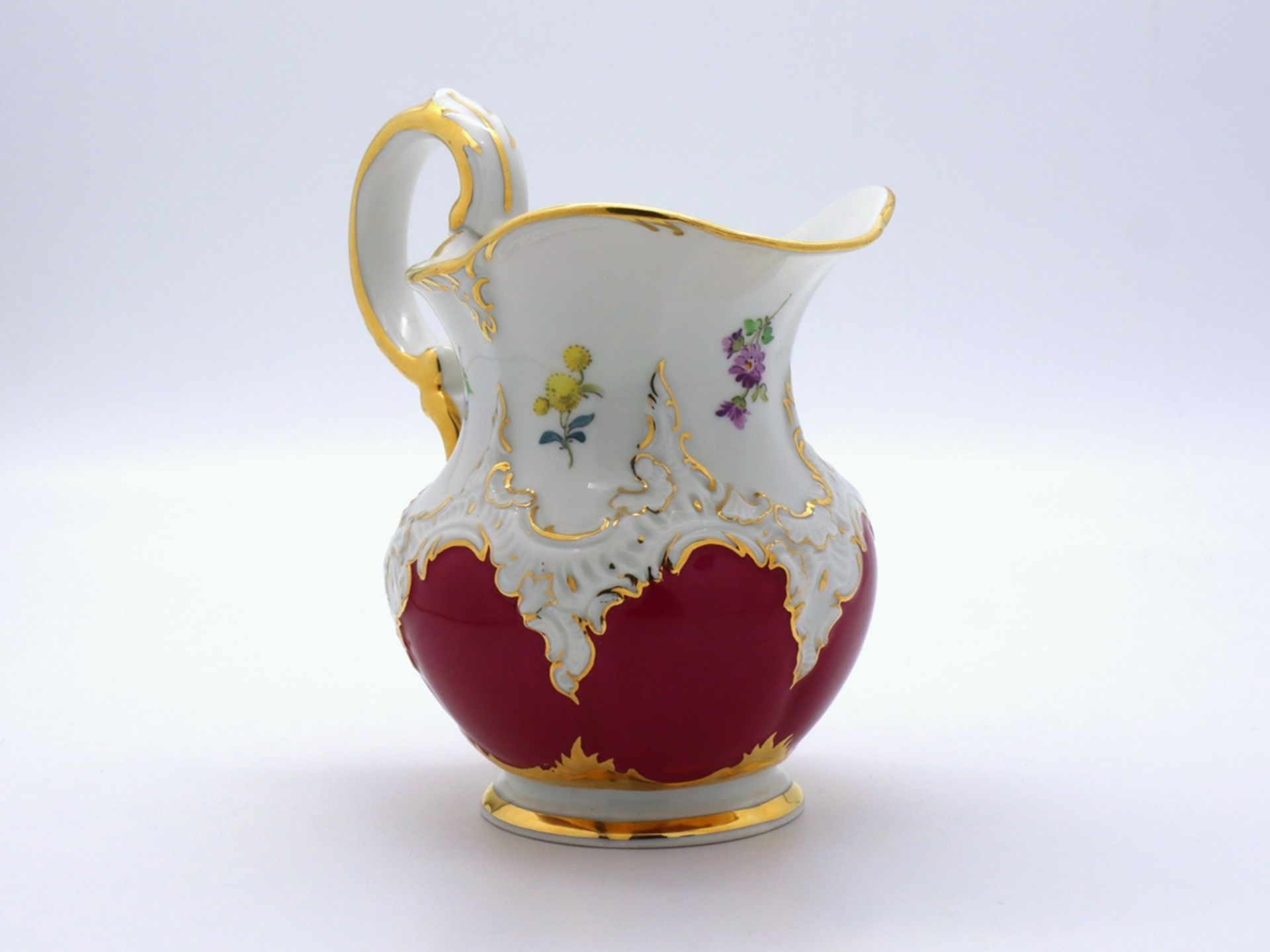 Meissen splendour cream jug, B-form in noble purple with scattered flowers, after 1945. - Image 3 of 8