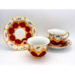 Meissen Prunk Kaffee Tassen Pärchen, B-Form in edlem Purpur mit Streublümchen, nach 1945