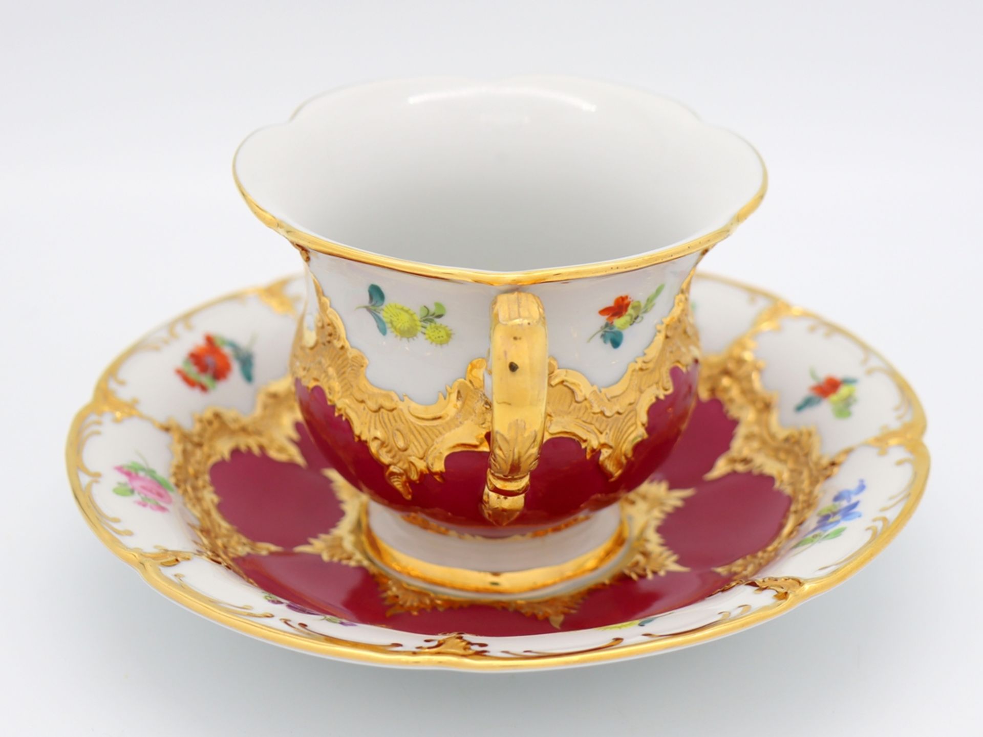 Meissen splendour coffee cup, B-form in noble purple with scattered flowers, after 1945. - Image 4 of 9