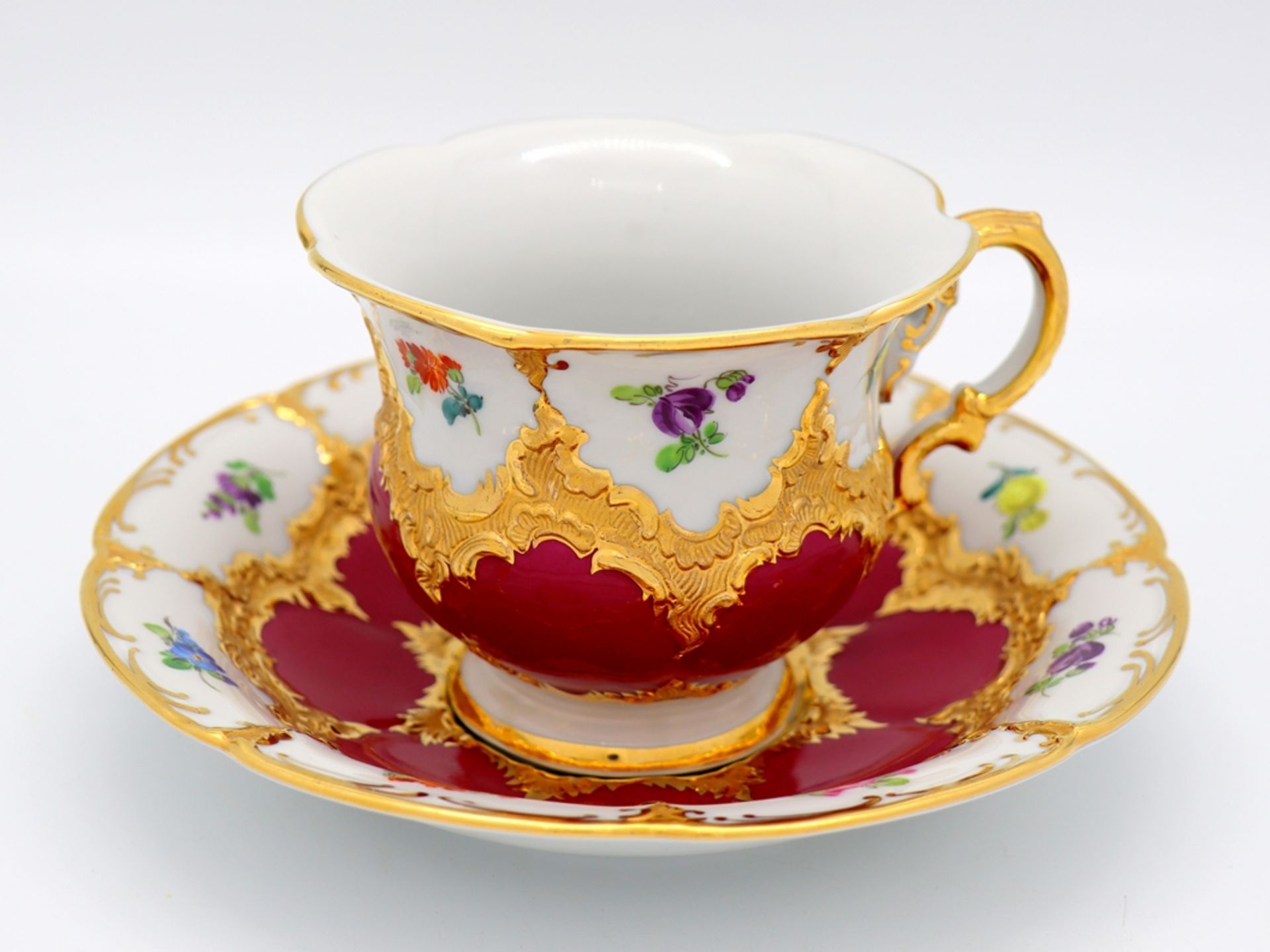 Meissen splendour coffee cup, B-form in noble purple with scattered flowers, after 1945. - Image 3 of 9