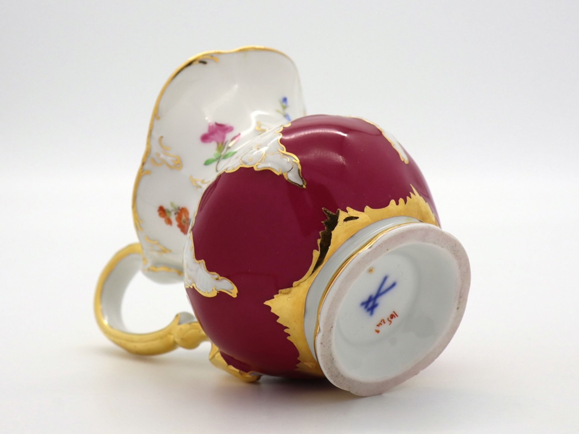 Meissen splendour cream jug, B-form 1st choice in noble purple with scattered flowers, after 1945. - Image 6 of 7