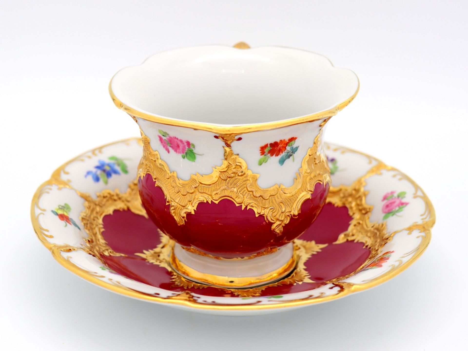 Meissen splendour coffee cup, B-form in noble purple with scattered flowers, after 1945. - Image 2 of 9