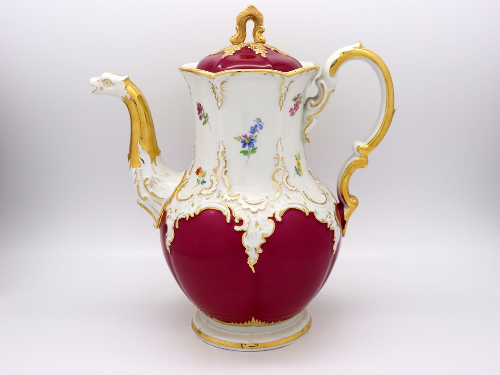 Meissen splendour coffee pot, B-form in noble purple with scattered flowers, after 1945. - Image 6 of 6