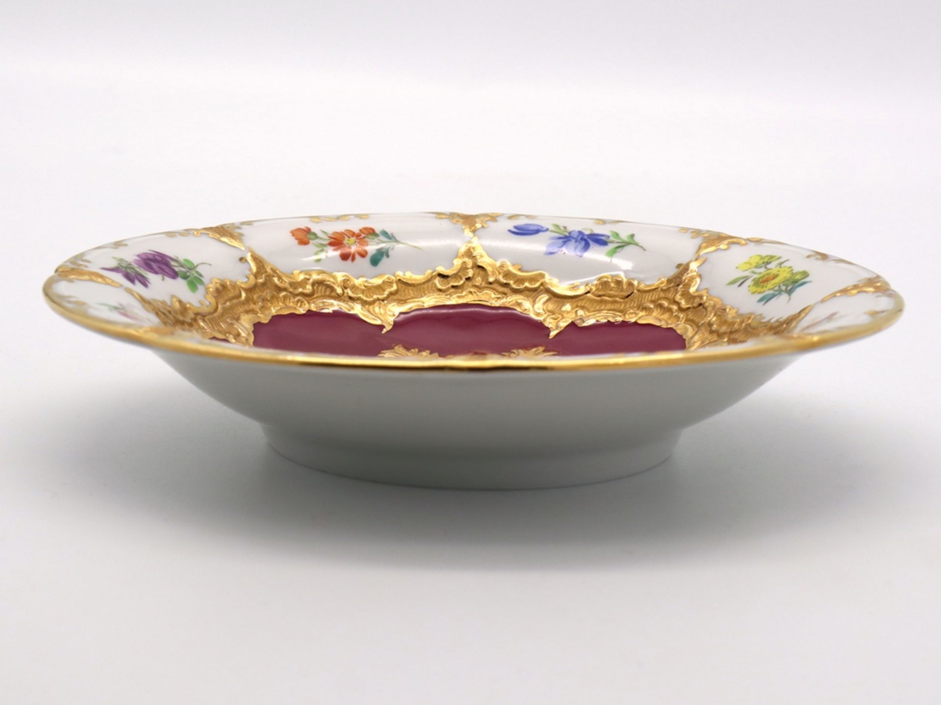 Meissen splendour mocha saucer, B-form 1st choice in noble purple with scattered flowers, after 194 - Image 3 of 4