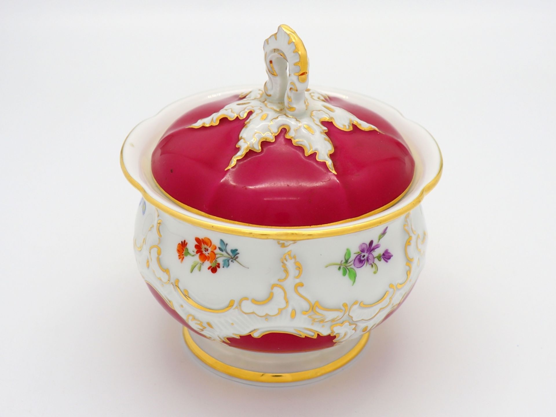 Meissen splendour sugar bowl, B-form 2nd choice in noble purple with scattered flowers, after 1945.