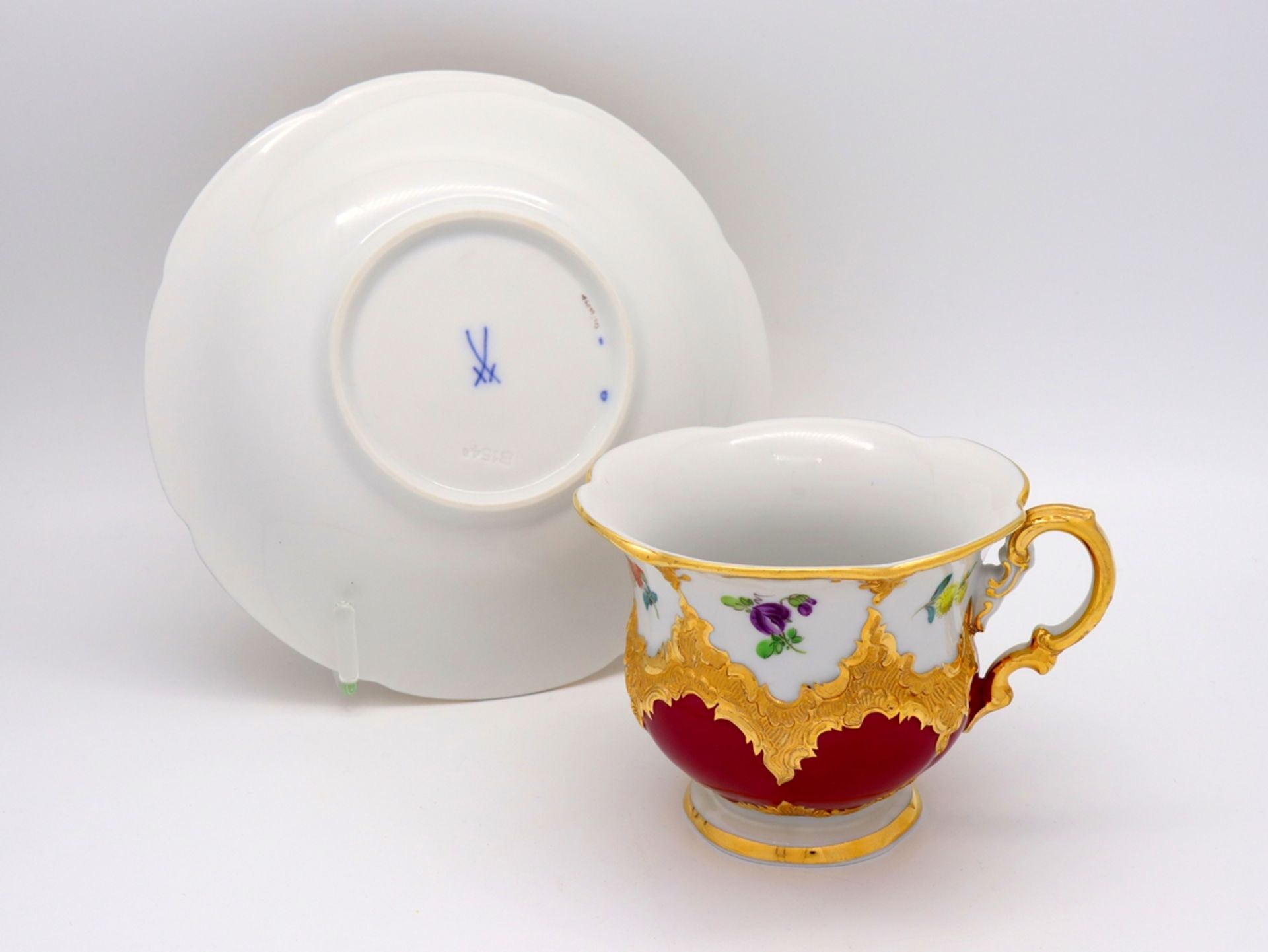 Meissen splendour coffee cup, B-form in noble purple with scattered flowers, after 1945. - Image 7 of 9