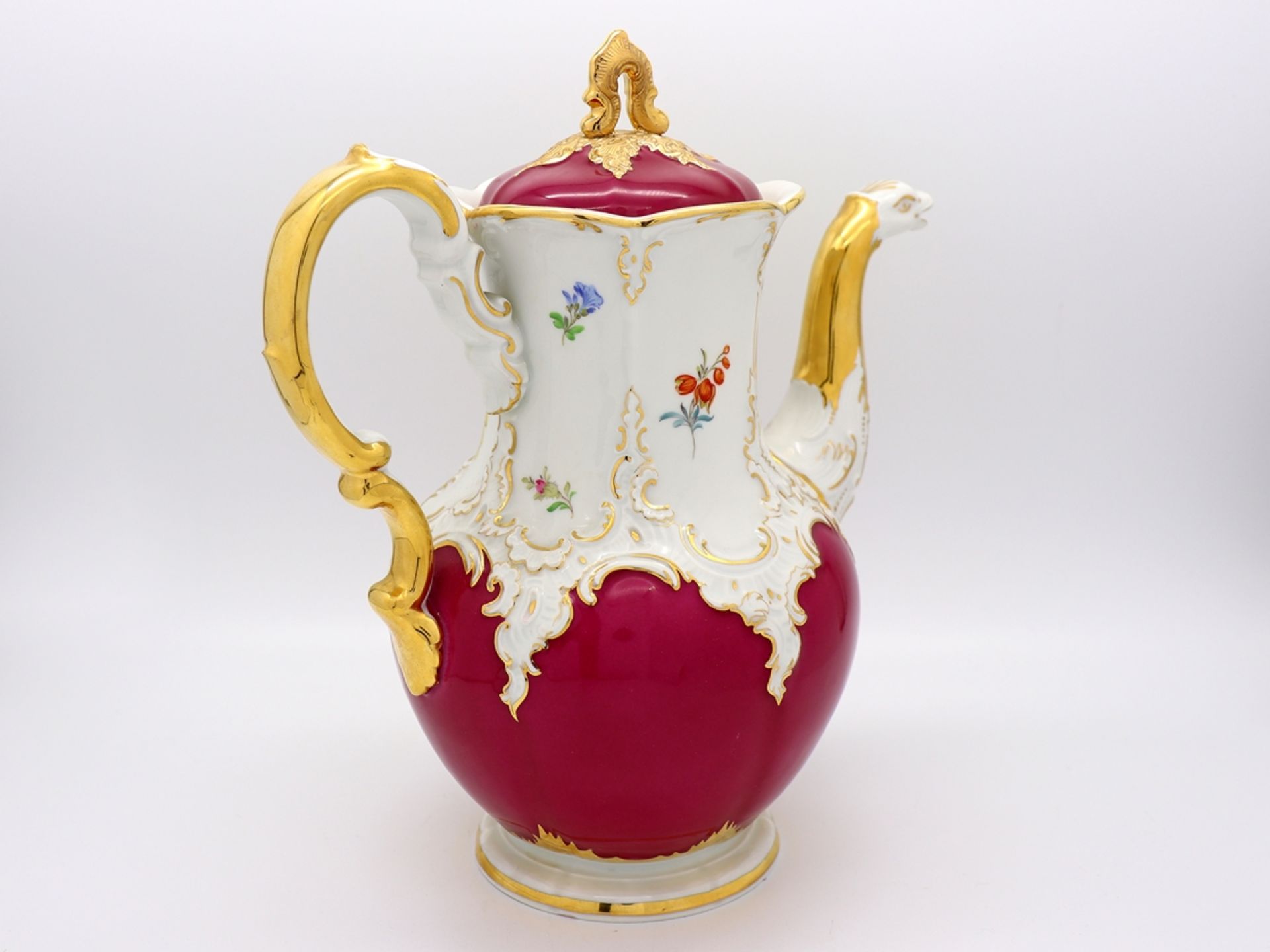 Meissen splendour coffee pot, B-form in noble purple with scattered flowers, after 1945. - Image 3 of 6