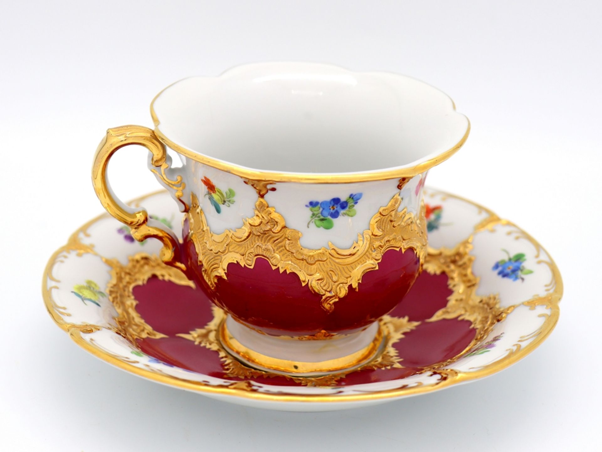 Meissen splendour coffee cup, B-form in noble purple with scattered flowers, after 1945.