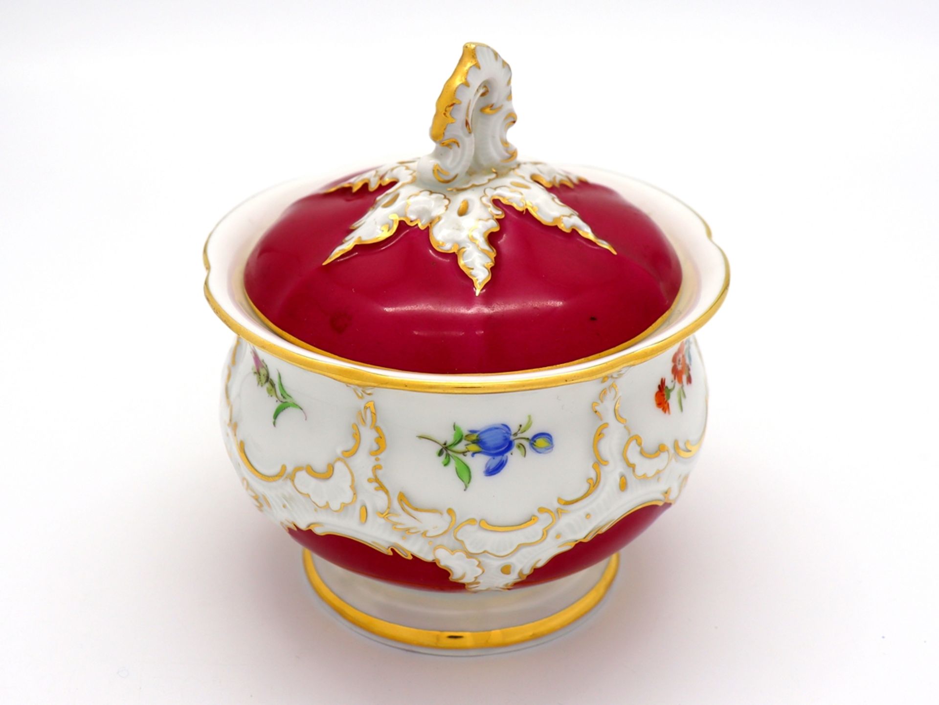 Meissen splendour sugar bowl, B-form 2nd choice in noble purple with scattered flowers, after 1945. - Image 4 of 7