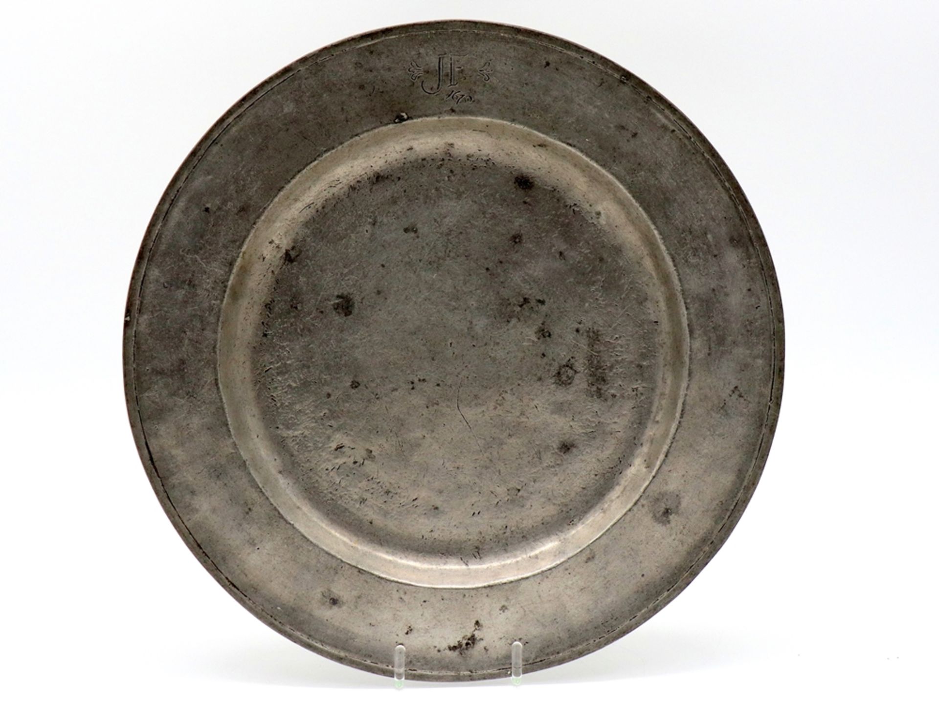 Large pewter plate, dated: 1670 