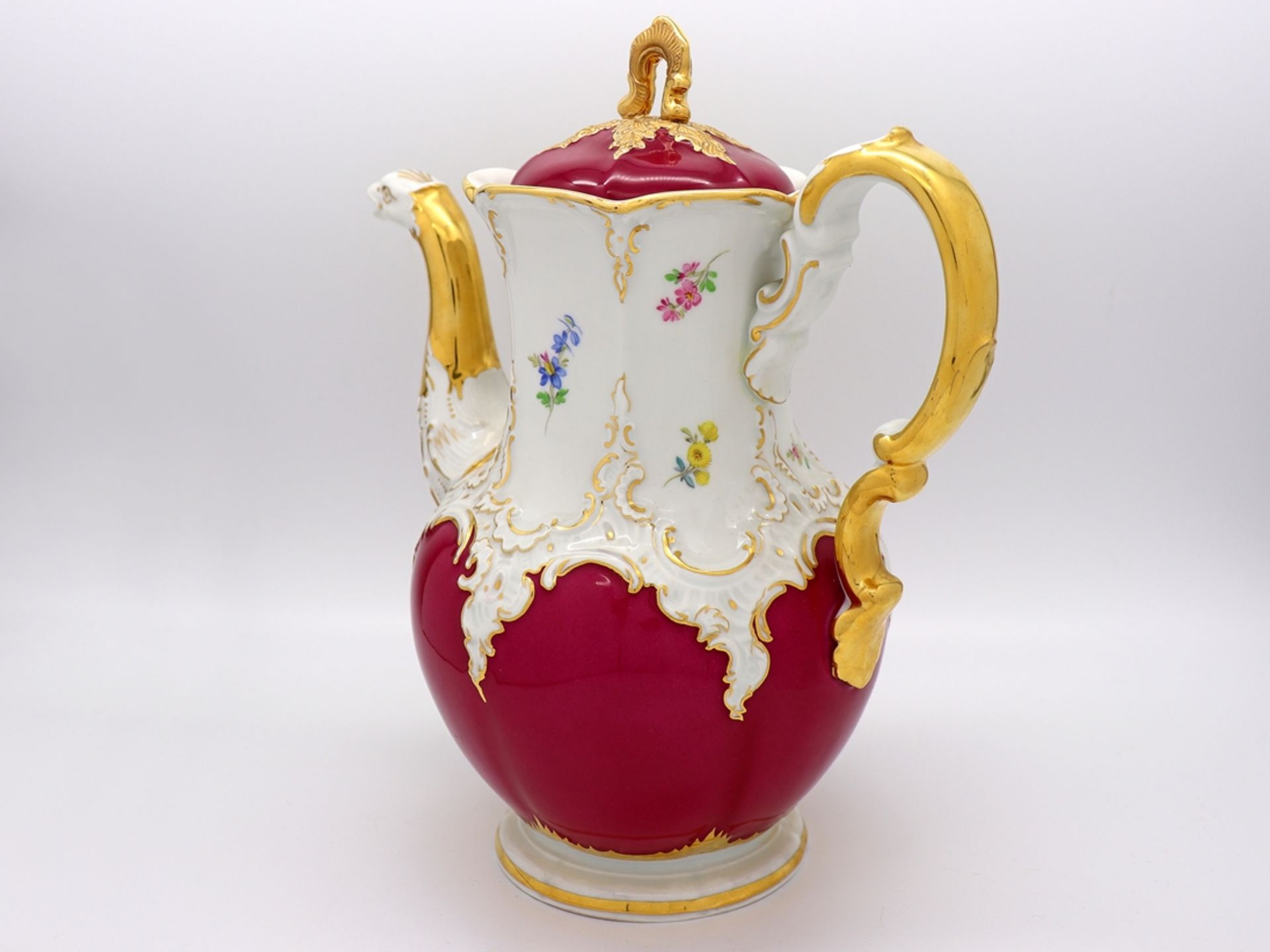 Meissen splendour coffee pot, B-form in noble purple with scattered flowers, after 1945. - Image 4 of 6