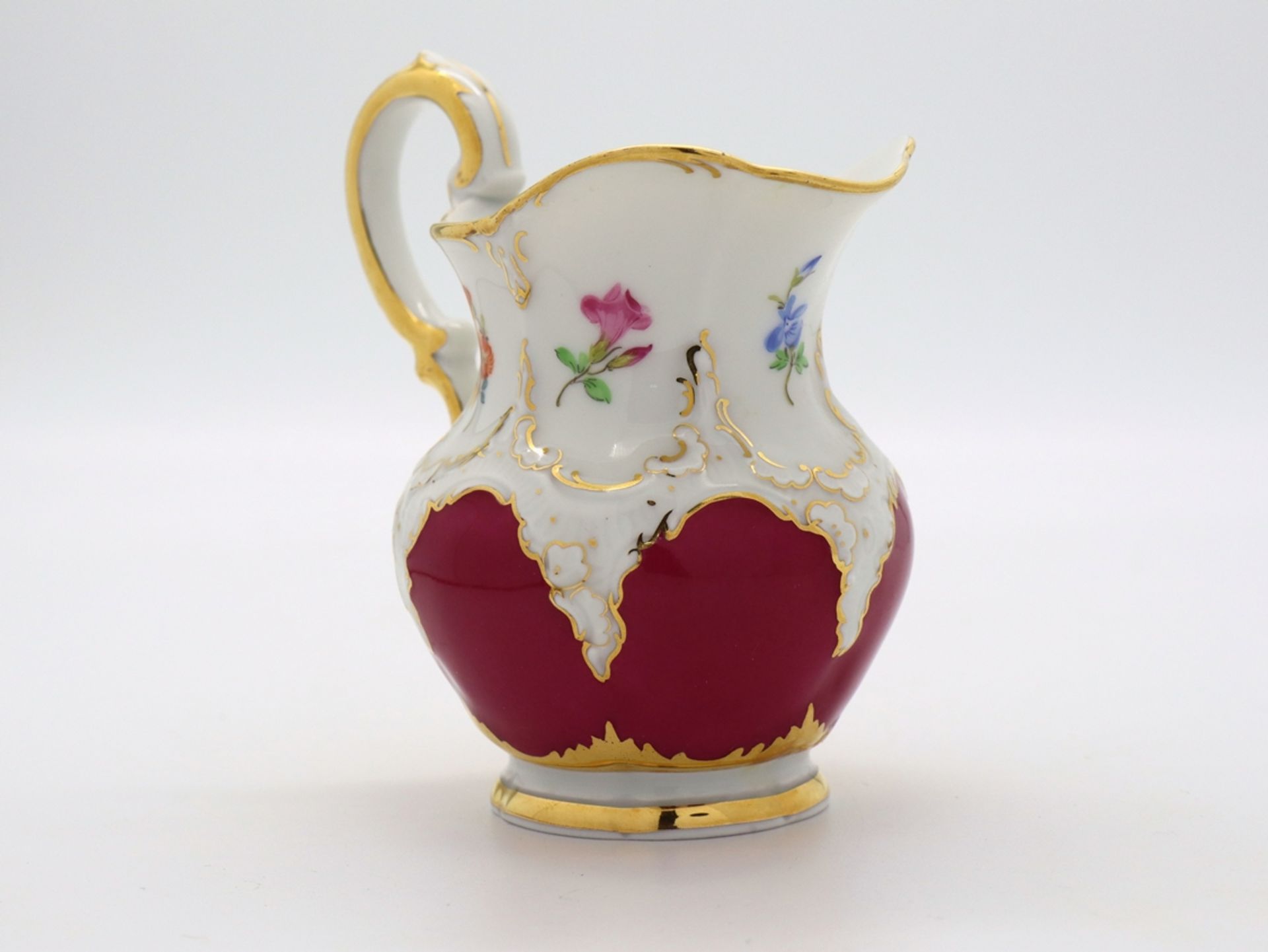 Meissen splendour cream jug, B-form 1st choice in noble purple with scattered flowers, after 1945. - Image 2 of 7