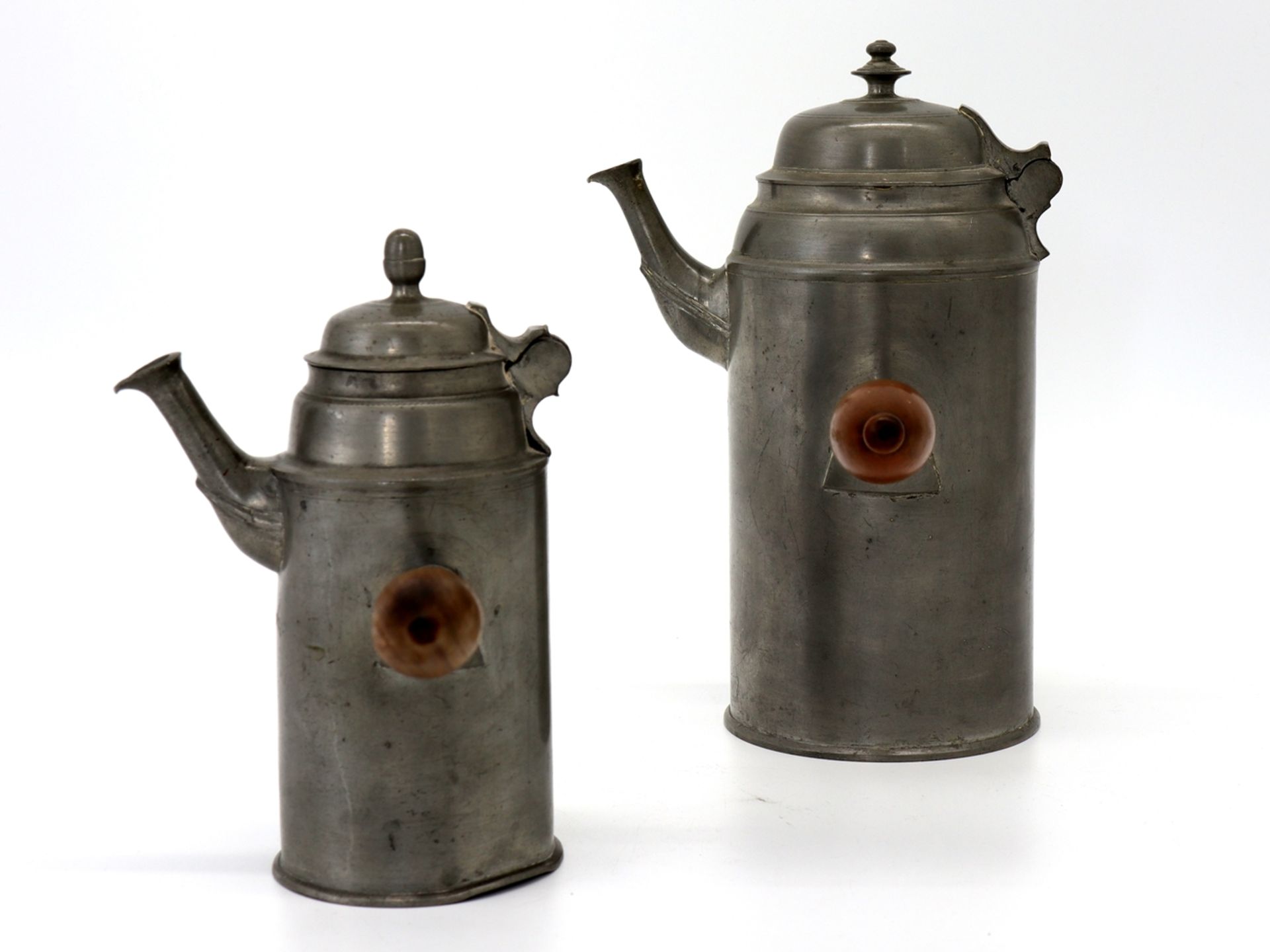 2 Saxon cocoa pots, dated 1837 - Image 2 of 8
