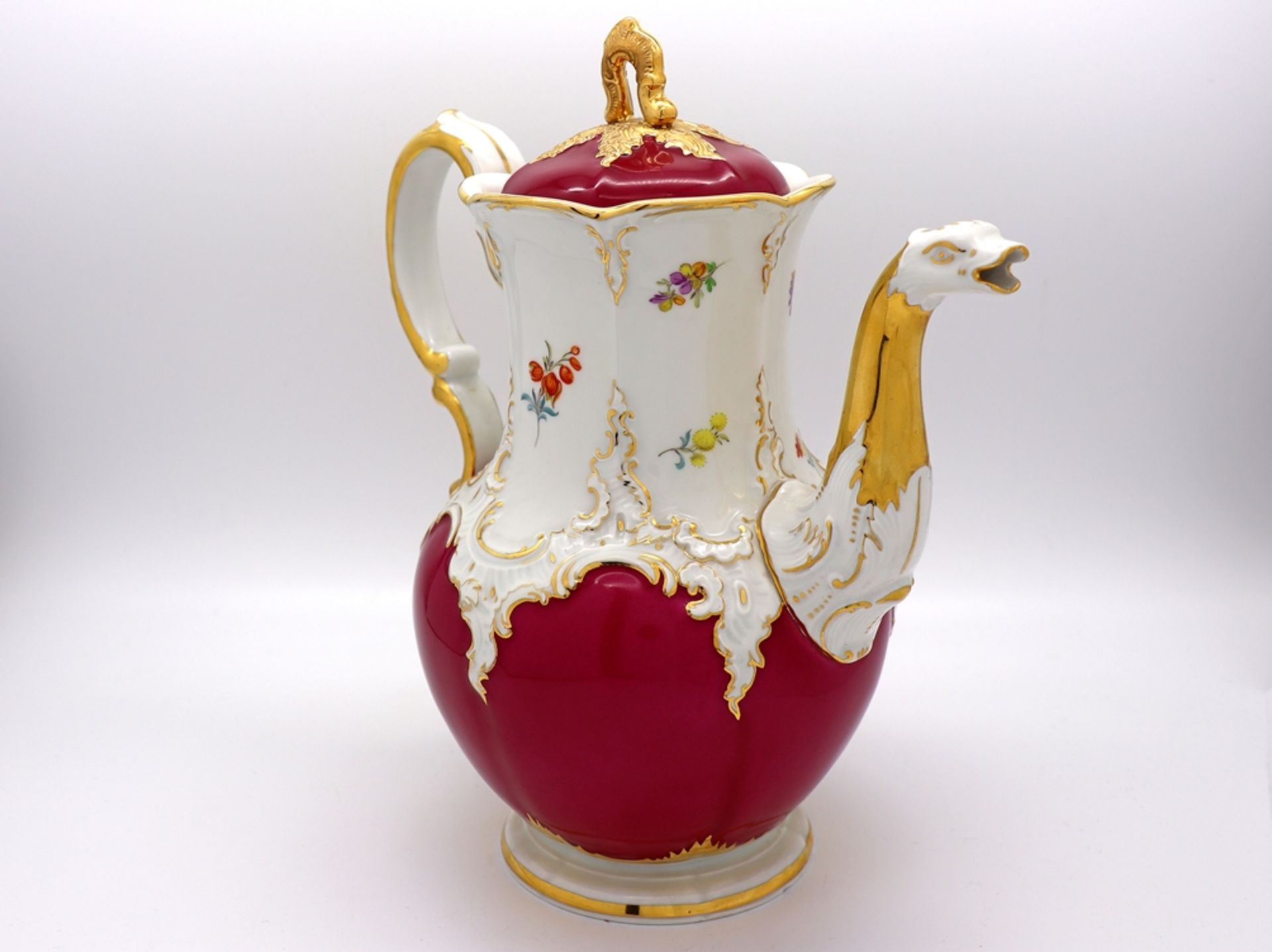 Meissen splendour coffee pot, B-form in noble purple with scattered flowers, after 1945. - Image 2 of 6